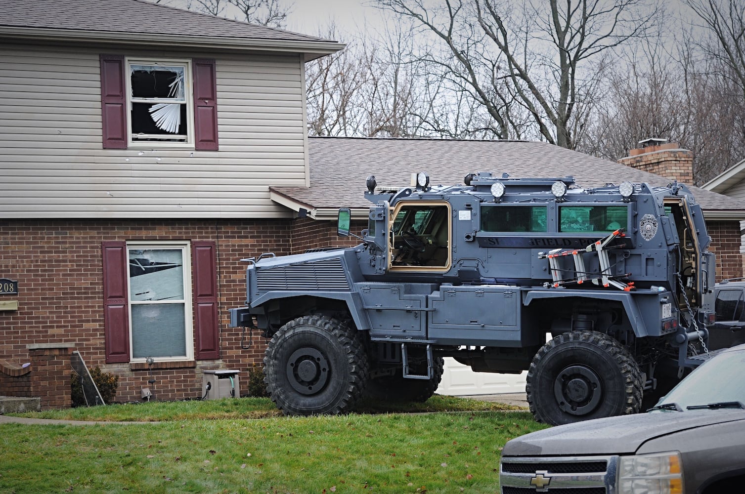 PHOTOS: Investigation continues after Springfield standoff