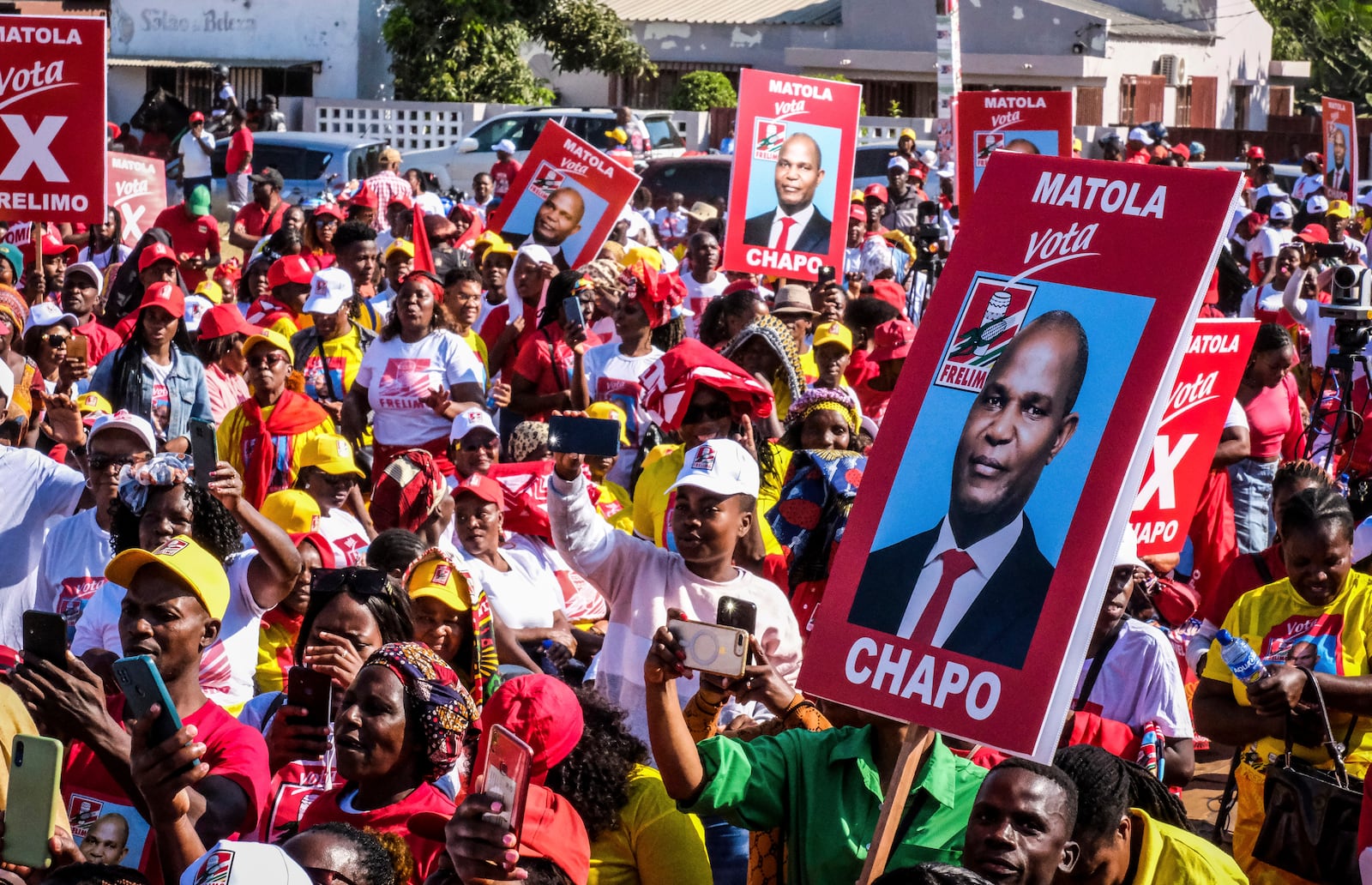 Supporters take part in a ruling party rally to support presidential candidate Daniel Chapo ahead of elections, in Maputo, Mozambique, Sunday, Oct. 6, 2024. (AP Photo/Carlos Uqueio)