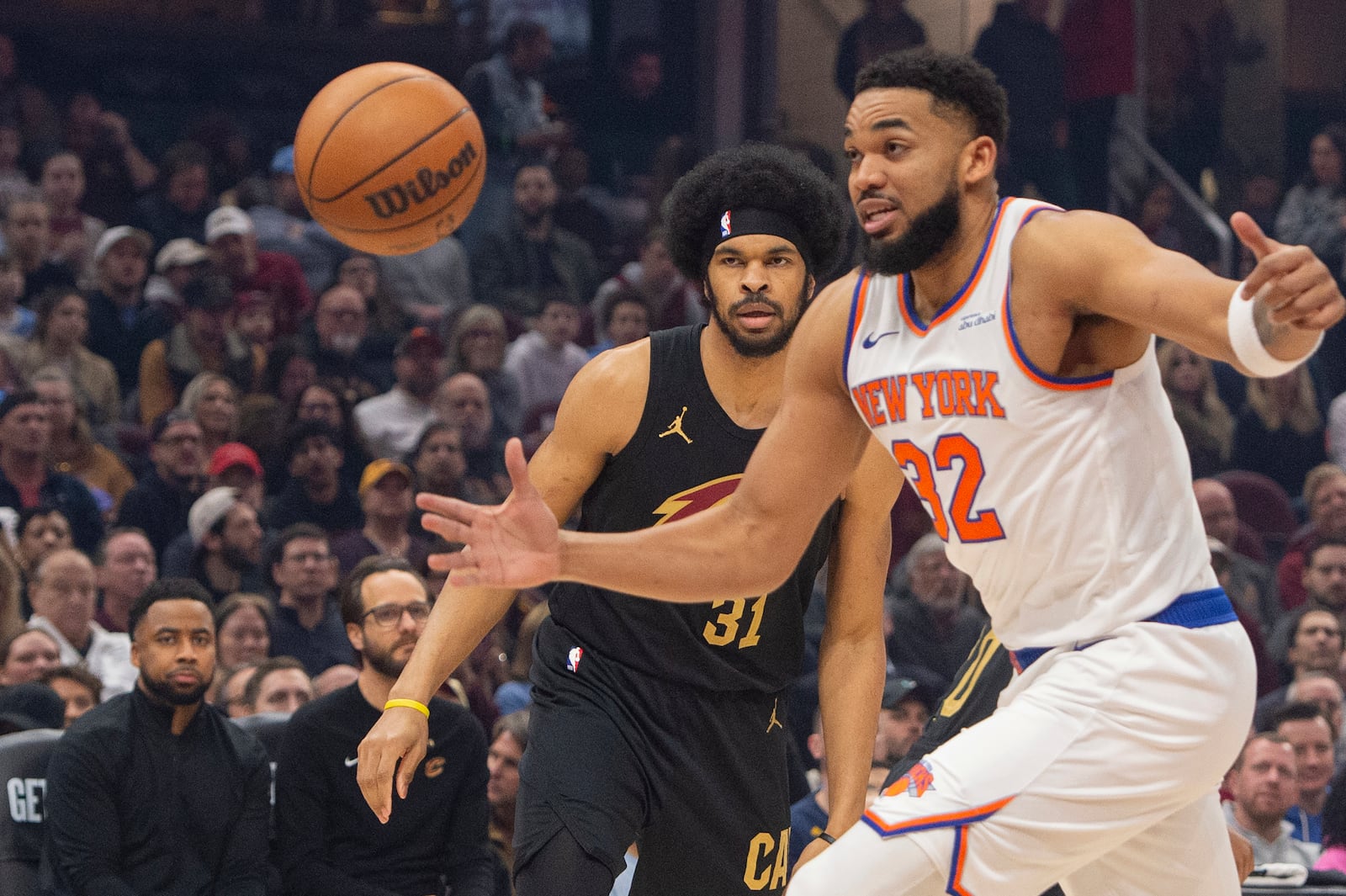 New York Knicks' Karl-Anthony Towns (32) chases the ball if front of Cleveland Cavaliers' Jarrett Allen (31) during the first half of an NBA basketball game in Cleveland, Friday, Feb. 21, 2025. (AP Photo/Phil Long)