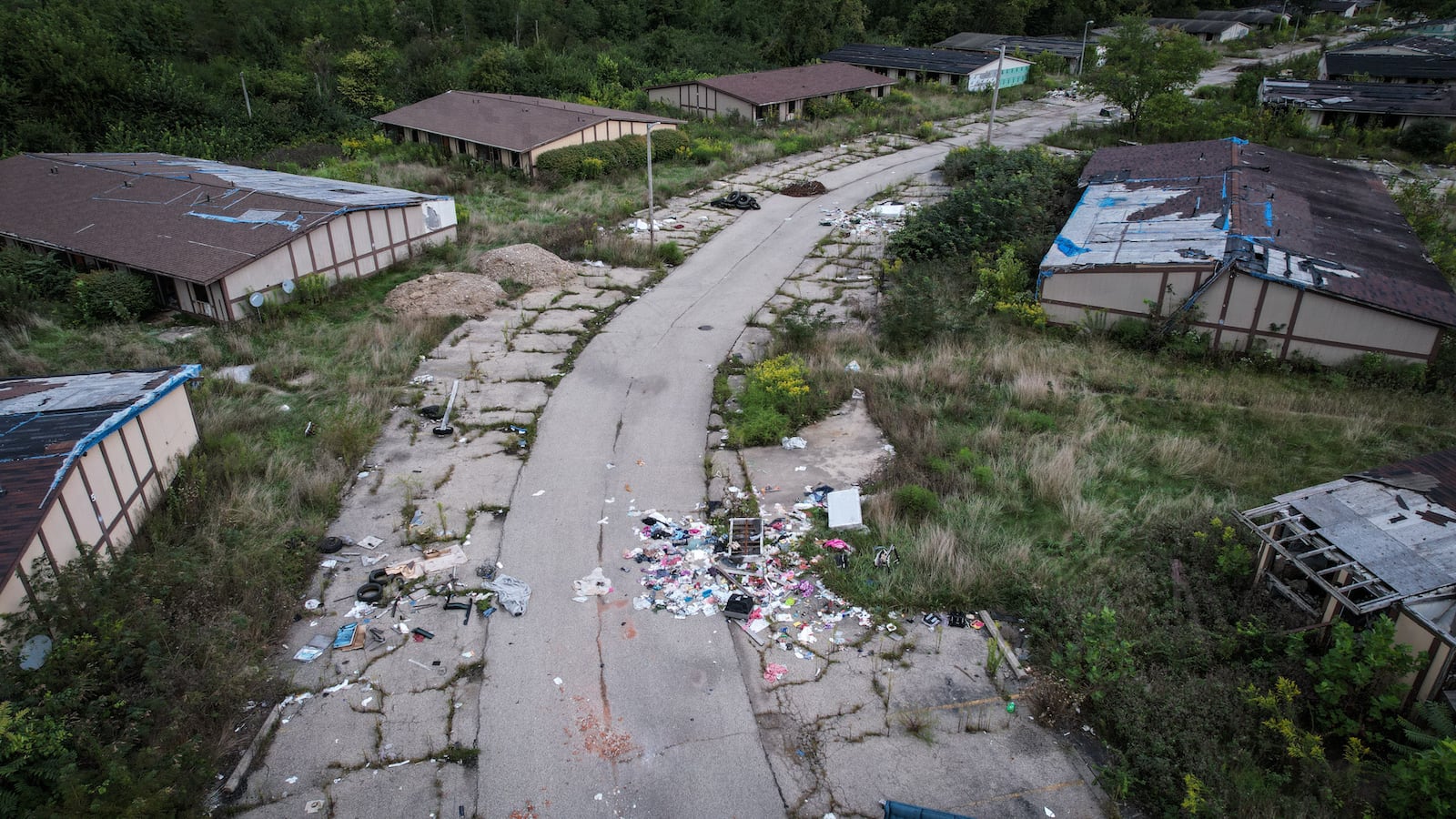 A body was found Monday, Sept. 12, 2022, at the abandoned Foxton Court Apartments complex, ravaged by the 2019 Memorial Day tornadoes. JIM NOELKER/STAFF