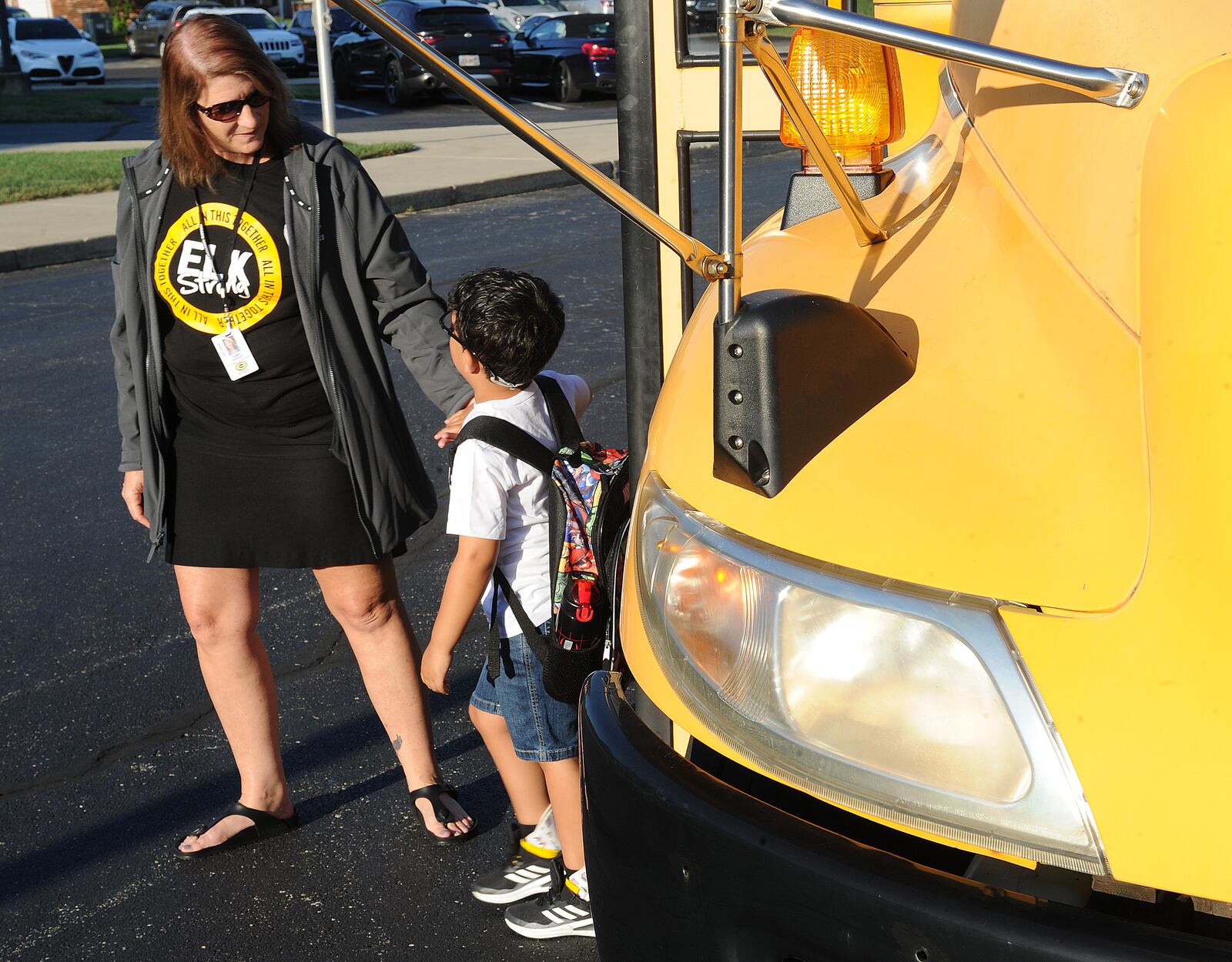 Centerville Primary Village South, staff member Tammy Drerup welcomes students Wednesday August 17, 2022 to the first day of school. MARSHALL GORBY\STAFF