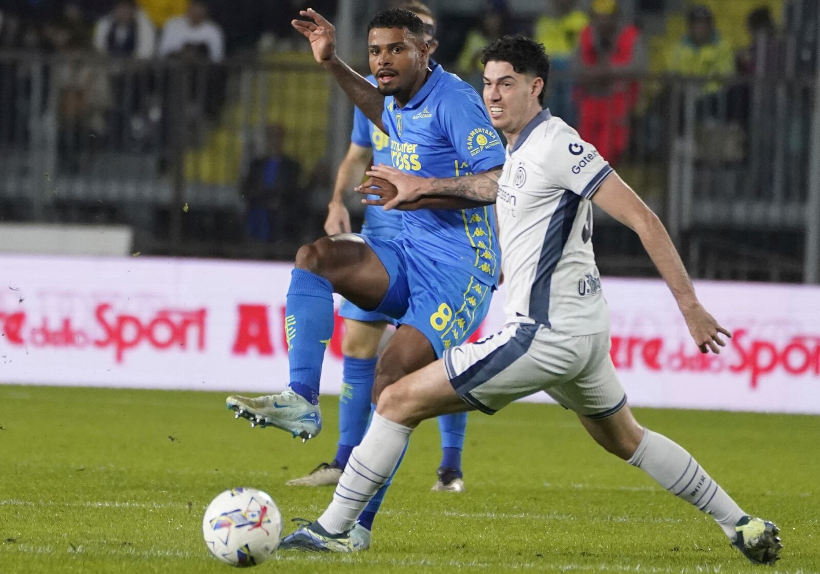 Empoli's Faustino Anjorin, left, gets the ball past Inter's Alessandro Bastoni during the Serie A soccer match between Empoli and Inter Milan at the "Carlo Castellani Stadium in Empoli, Italy, Wednesday, Oct. 30, 2024. (Marco Bucco/LaPresse via AP)