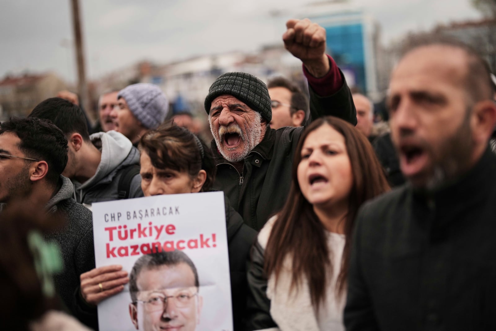 People chant slogans and hold posters of Istanbul Mayor Ekrem Imamoglu as they protest outside the Vatan Security Department, where Imamoglu is expected to be taken following his arrest in Istanbul, Turkey, Wednesday, March 19, 2025. (AP Photo/Francisco Seco)