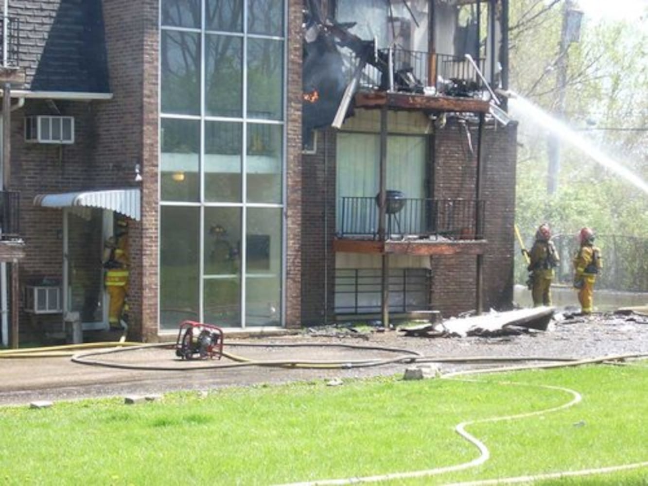 Apartment building fire in Highview Hills