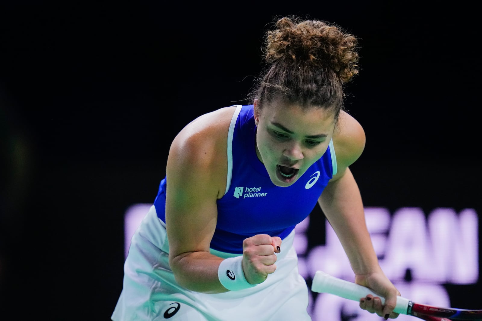 Italy's Jasmine Paolini celebrates during the Billie Jean King Cup final against Slovakia's Rebecca Sramkova at the Martin Carpena Sports Hall in Malaga, southern Spain, on Wednesday, Nov. 20, 2024. (AP Photo/Manu Fernandez)