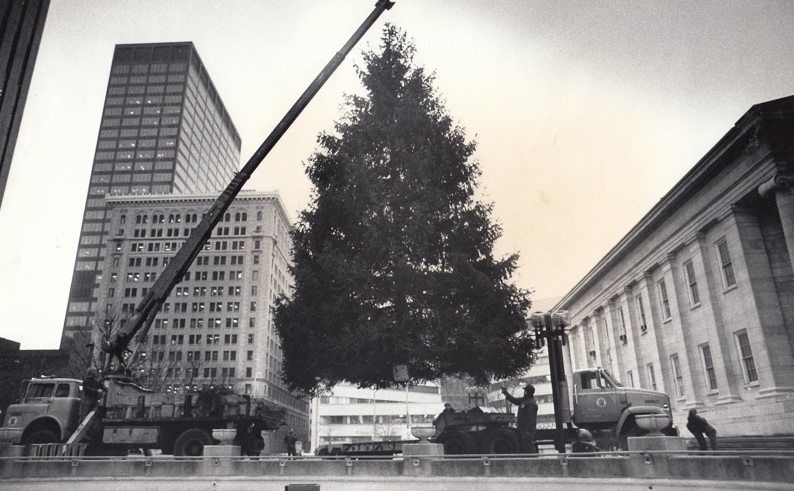 The official Courthouse Square Christmas Tree is lowered into place in November 1986.