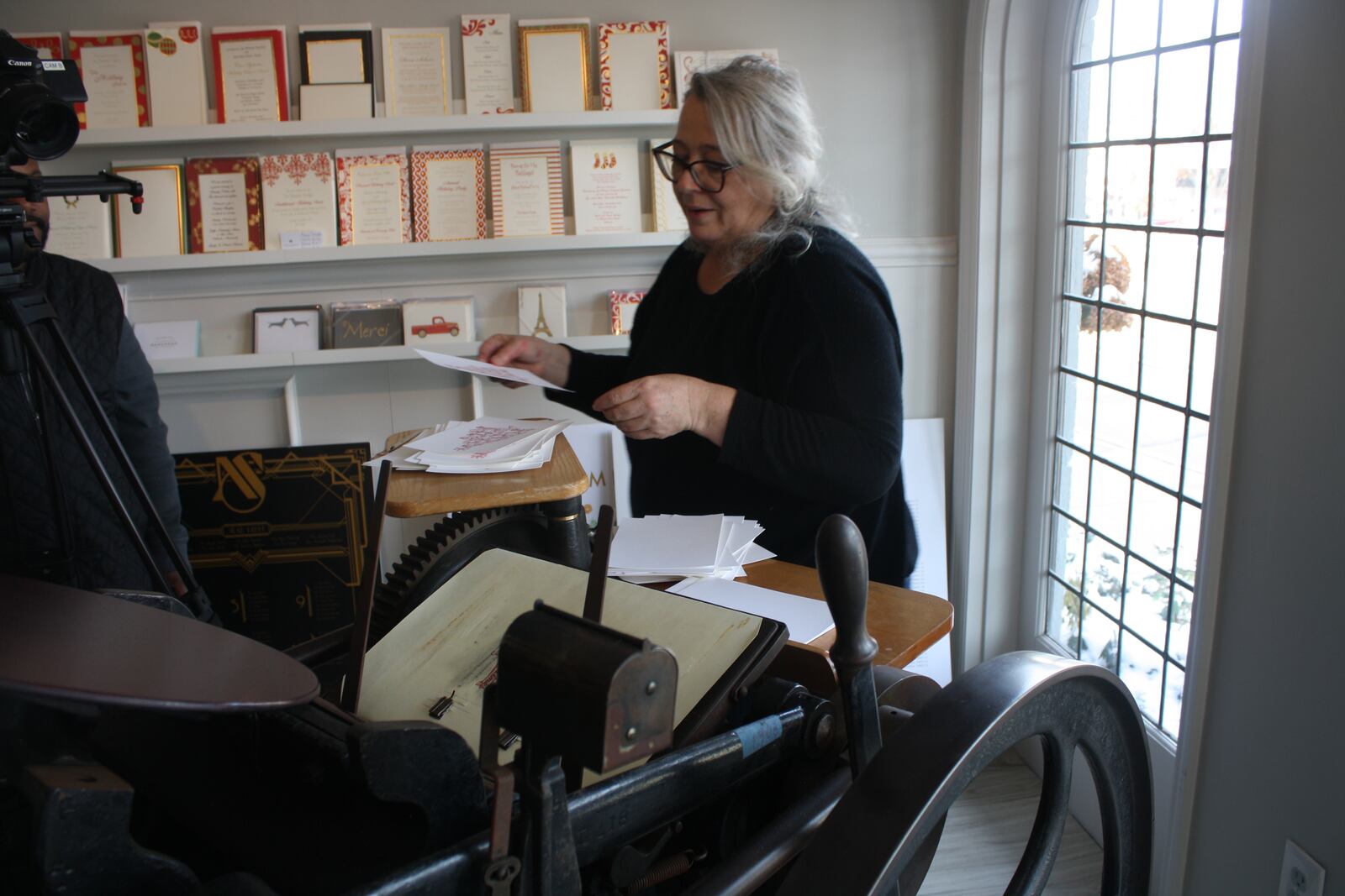  Maria Gossard uses an 1890 letter press to make a Christmas card. KAITLIN SCHROEDER