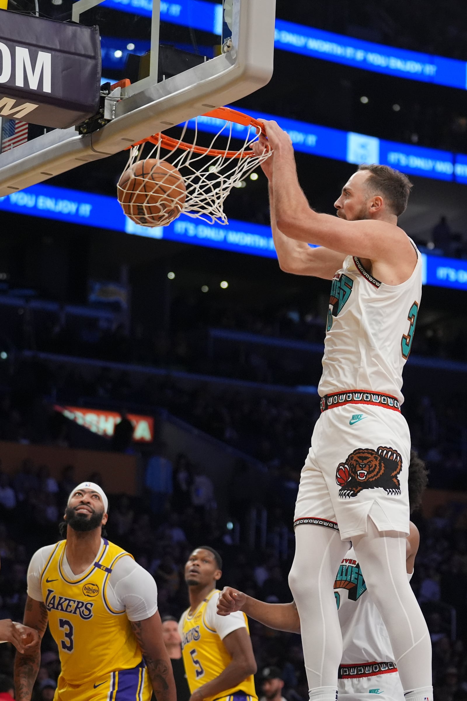 Memphis Grizzlies forward Jaylen Wells, right, dunks during the first half of an NBA basketball game against the Los Angeles Lakers, Wednesday, Nov. 13, 2024, in Los Angeles. (AP Photo/Marcio Jose Sanchez)