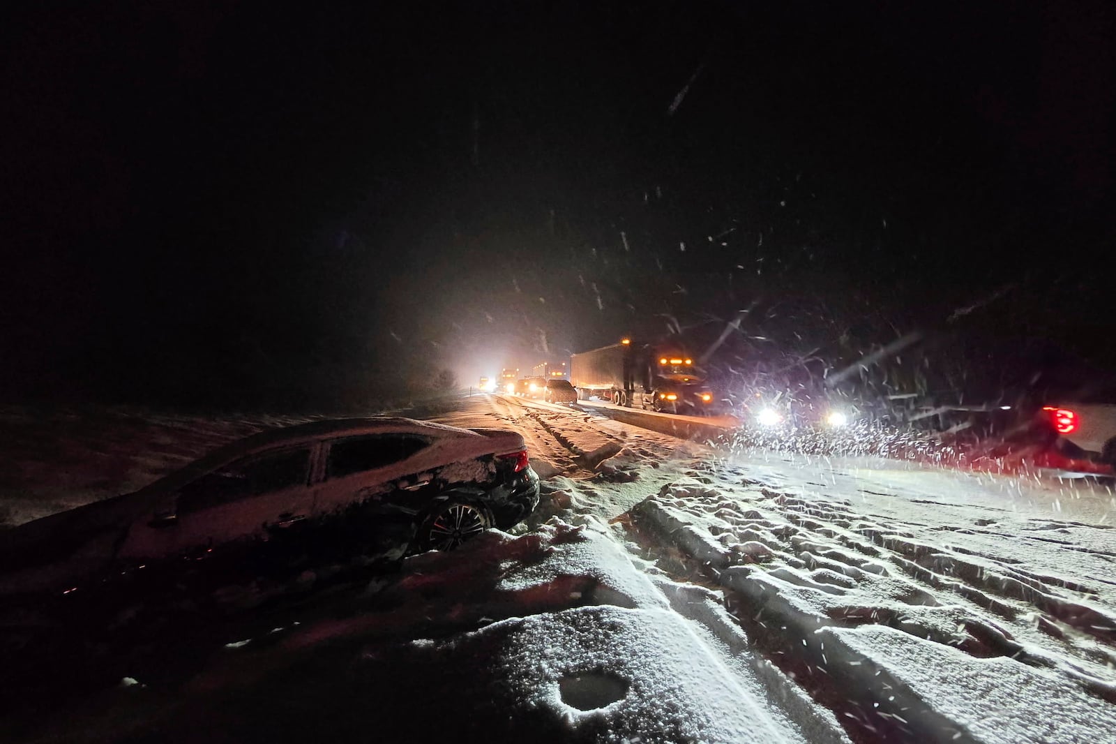 Cars sit in traffic backed up for more than 15 miles on a westbound stretch of Interstate 40 between Flagstaff and Williams, Ariz., on Friday, March 7, 2025. (AP Photo/Felicia Fonseca)