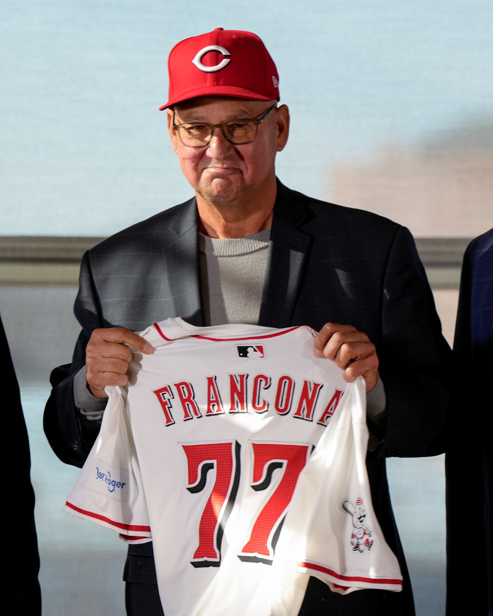 Cincinnati Reds new manager Terry Francona poses with a jersey during an introductory press conference at Great American Ball Park in Cincinnati Monday, Oct. 7, 2024. (AP Photo/Jeff Dean)