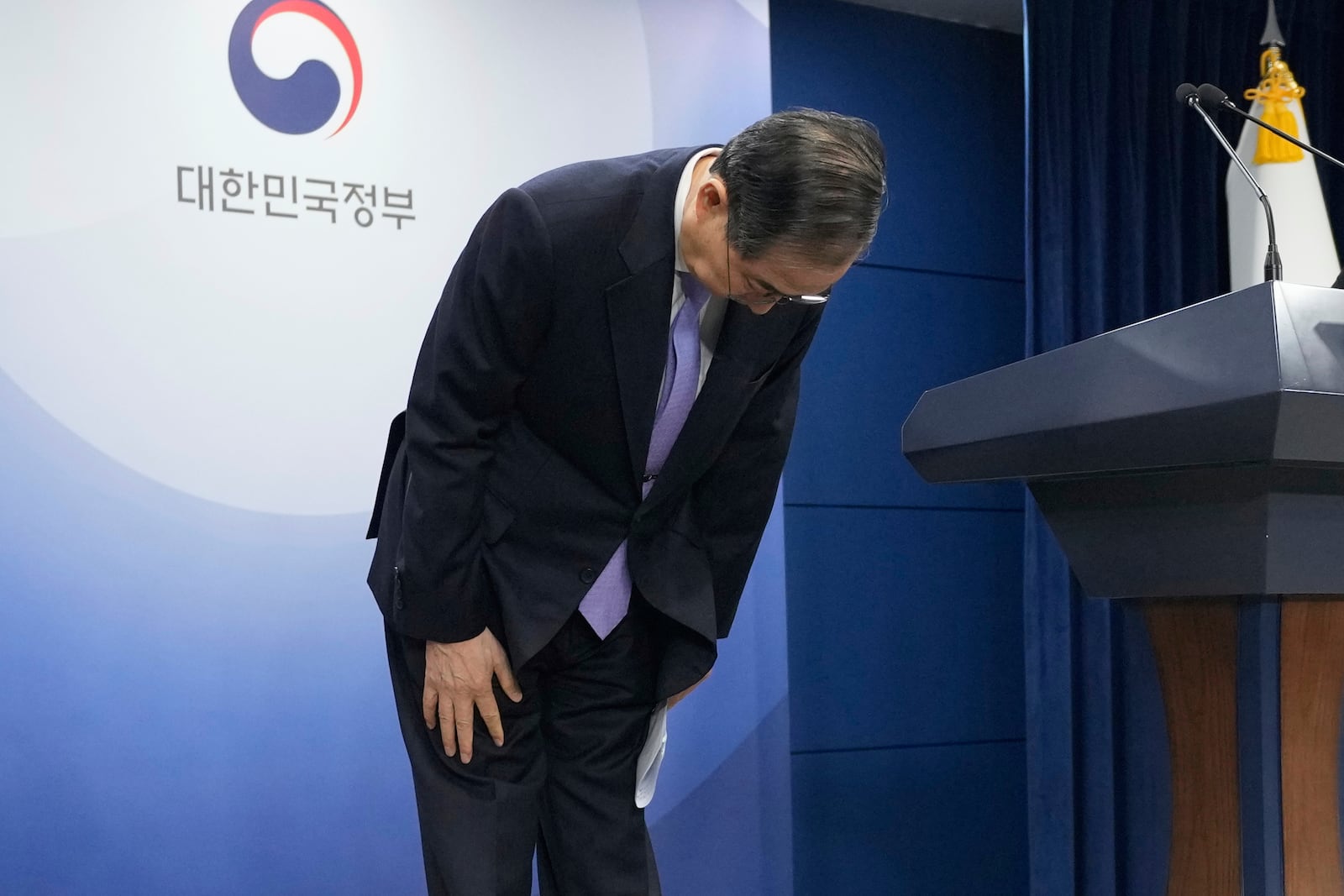 South Korean acting President Han Duck-soo bows during a briefing at the Government Complex in Seoul, South Korea, Monday, March 24, 2025. (AP Photo/Ahn Young-joon, Pool)