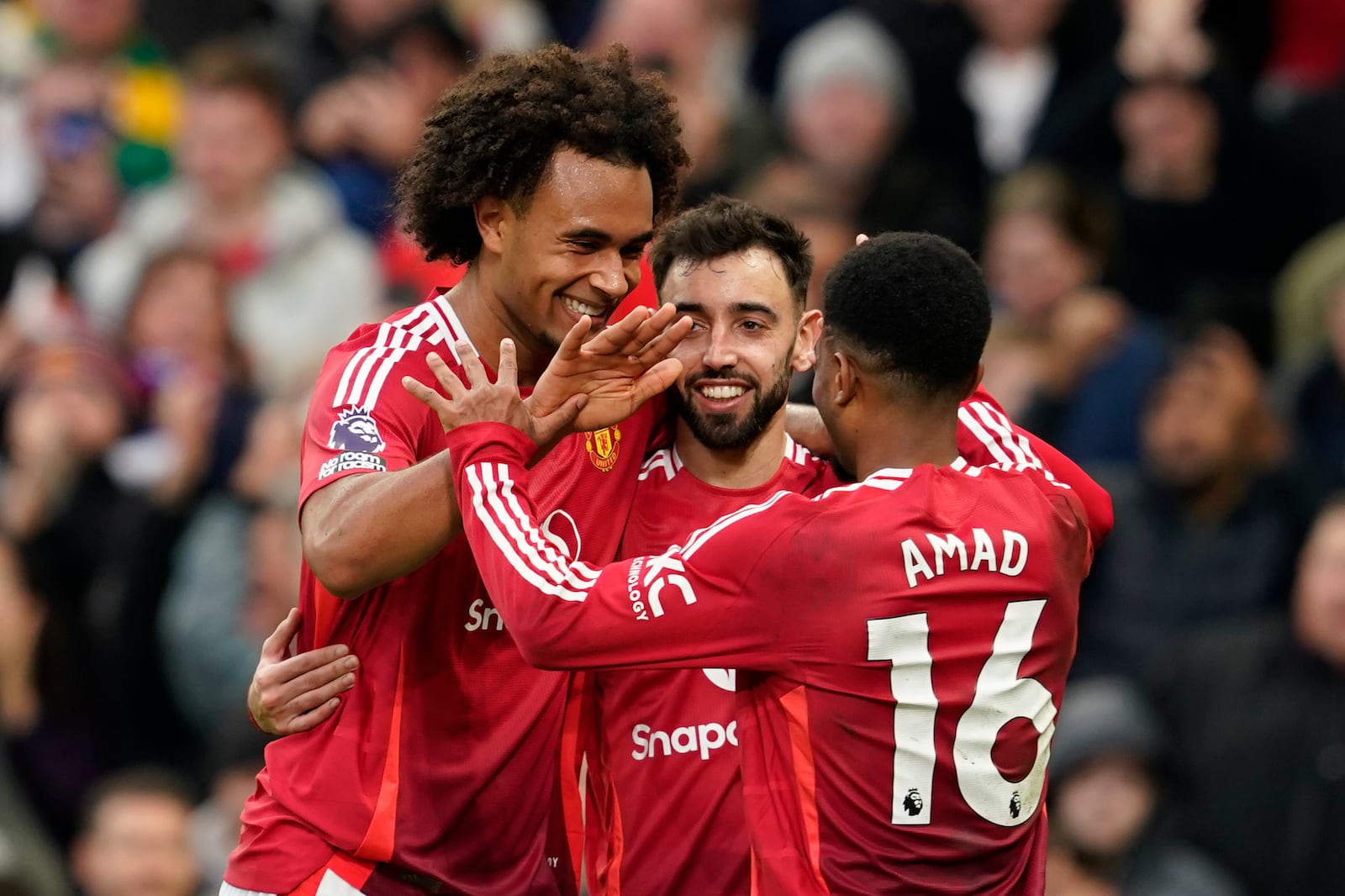 Manchester United's Joshua Zirkzee, left, celebrates with teammates after scoring during the English Premier League soccer match between Manchester United and Everton at the Old Trafford stadium in Manchester, England, Sunday, Dec. 1, 2024. (AP Photo/Dave Thompson)