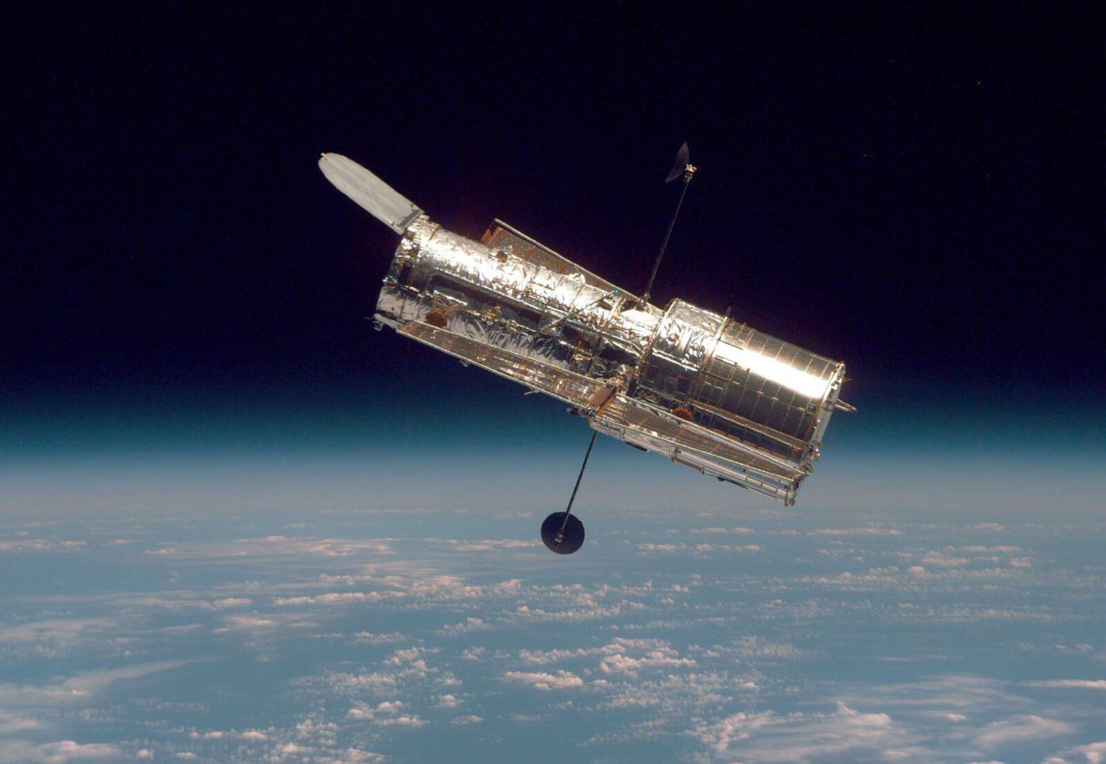 IN SPACE: (FILE PHOTO) In this handout from the National Aeronautical Space Administration (NASA), the Hubble Space Telescope drifts through space in a picture taken from the Space Shuttle Discovery during Hubble’s second servicing mission in 1997. NASA annouced October 31, 2006 that hte space agency would send a space shuttle to the Hubble Telescope for a fifth repair mission no earlier than May of 2008. (Photo by NASA via Getty Images) ORG XMIT: 72314018 GTY ID: 14018NA004_hubble