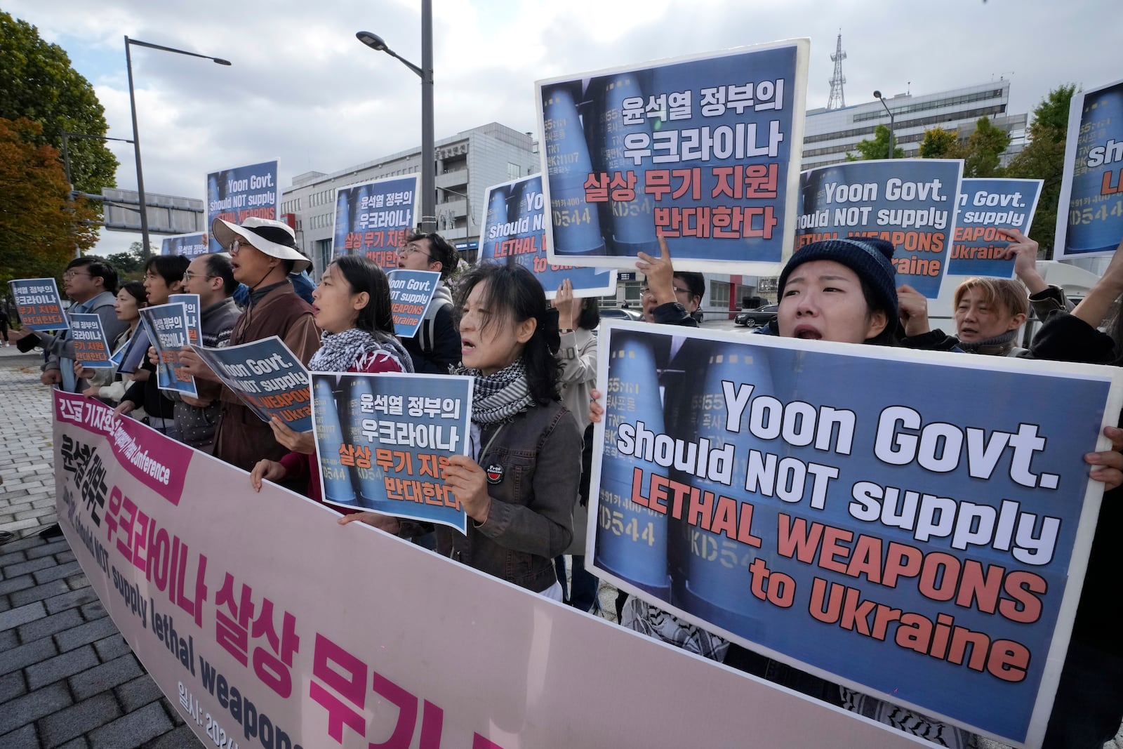 South Korean protesters stage a rally against their government's plans to supply lethal weapons to Ukraine, in front of the Presidential Office in Seoul, South Korea, Wednesday, Oct. 23, 2024. (AP Photo/Ahn Young-joon)