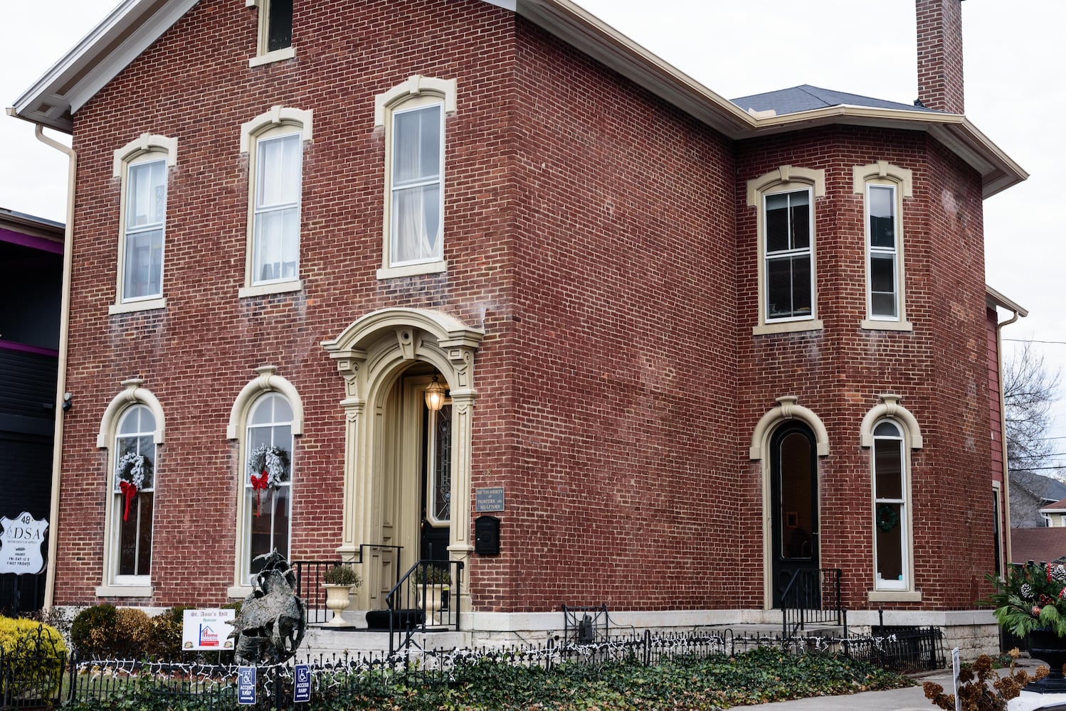 PHOTOS: A Dickens of a Christmas St. Anne’s Hill Holiday Home Tour 2024