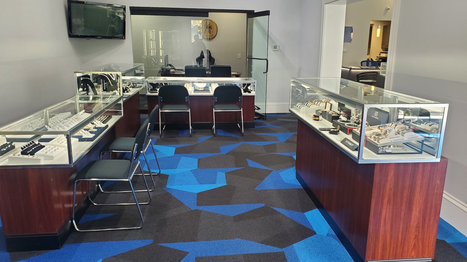 Jaffe Jewelers, a mainstay in the Dayton area for more than 40 years, has new ownership that plans to continue to run the Oakwood business in much the same way as Larry Jaffe. CONTRIBUTED