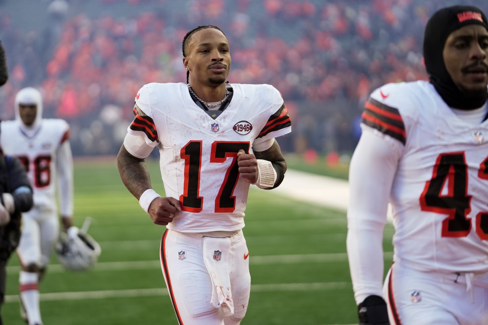 Cleveland Browns quarterback Dorian Thompson-Robinson (17) leaves the field after an NFL football game against the Cincinnati Bengals, Sunday, Dec. 22, 2024, in Cincinnati. The Bengals won 24-6. (AP Photo/Joshua A. Bickel)