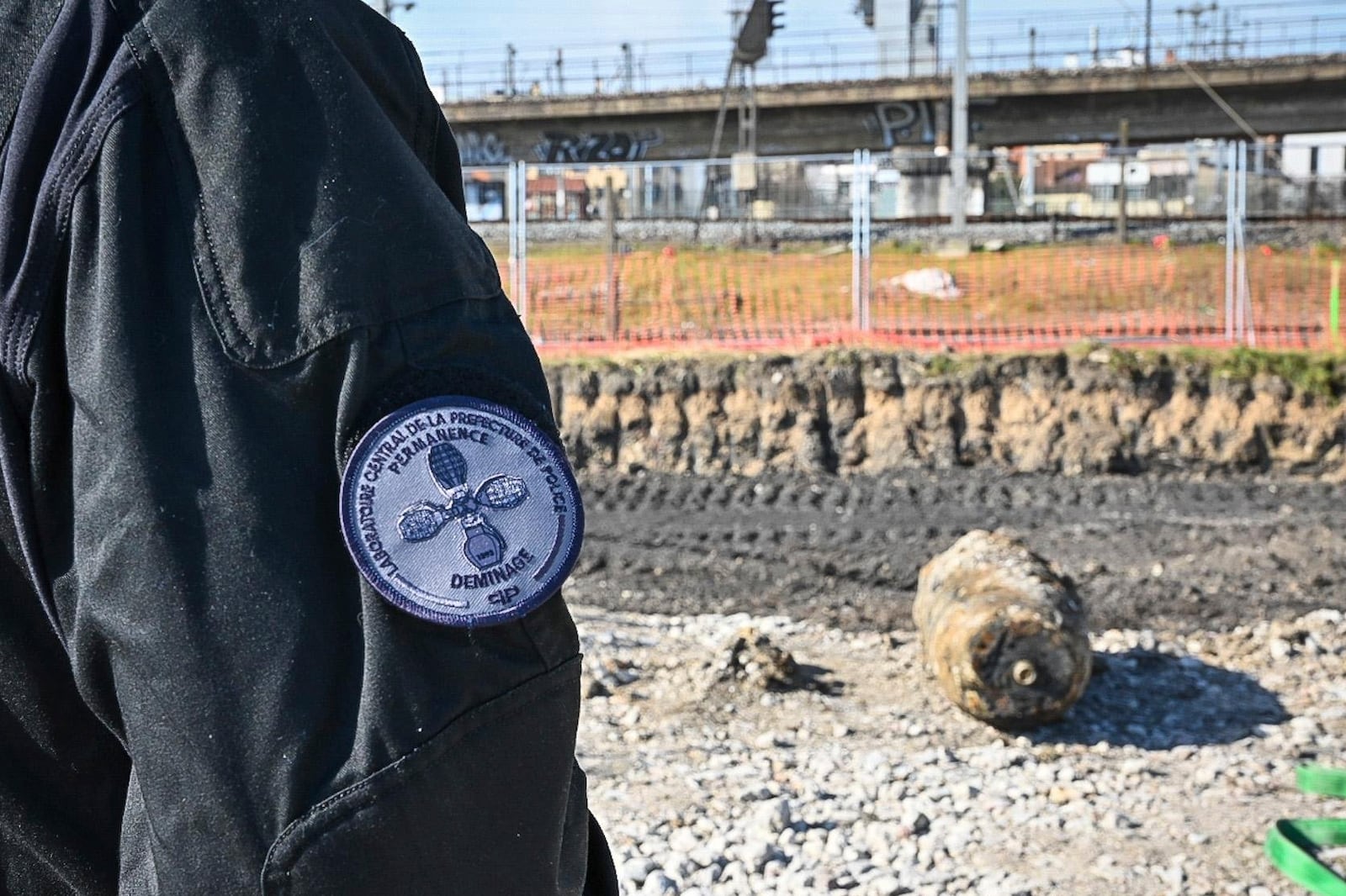 This photo provided by the Paris Police Prefecture shows a huge unexploded World War II-era bomb that caused transportation chaos in Paris, that included the suspension of high-speed rail links with London and Brussels and the closure of a vital road artery in the French capital Friday, March 7, 2025 in Saint-Denis, outside Paris. (Prefecture de Police via AP)