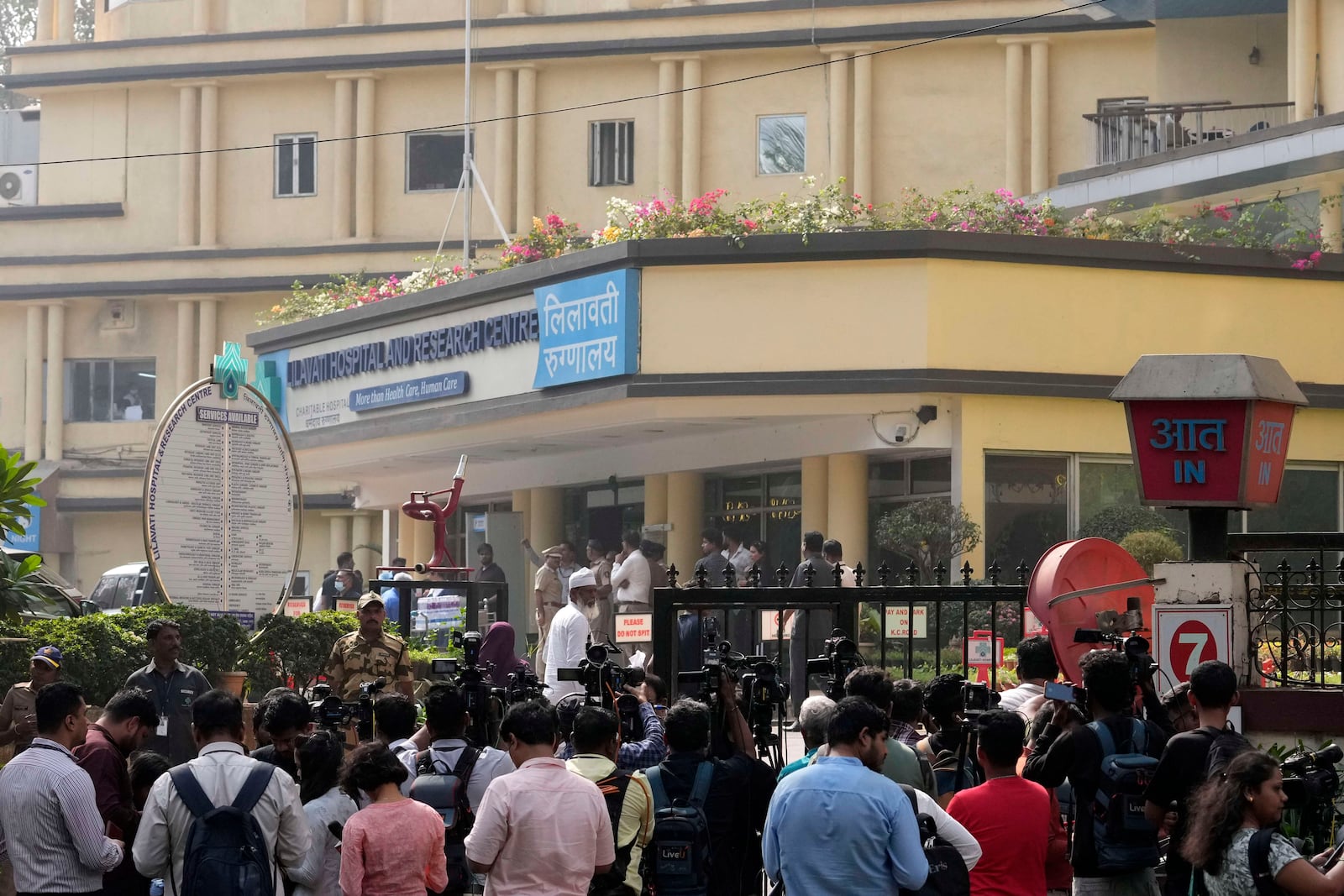 Police and media personnel outside Lilavati hospital where Bollywood actor Saif Ali Khan underwent surgery for stab injuries after a scuffle with an intruder at his home in Mumbai, Thursday, Jan. 16, 2025.(AP Photo/Rajanish Kakade)