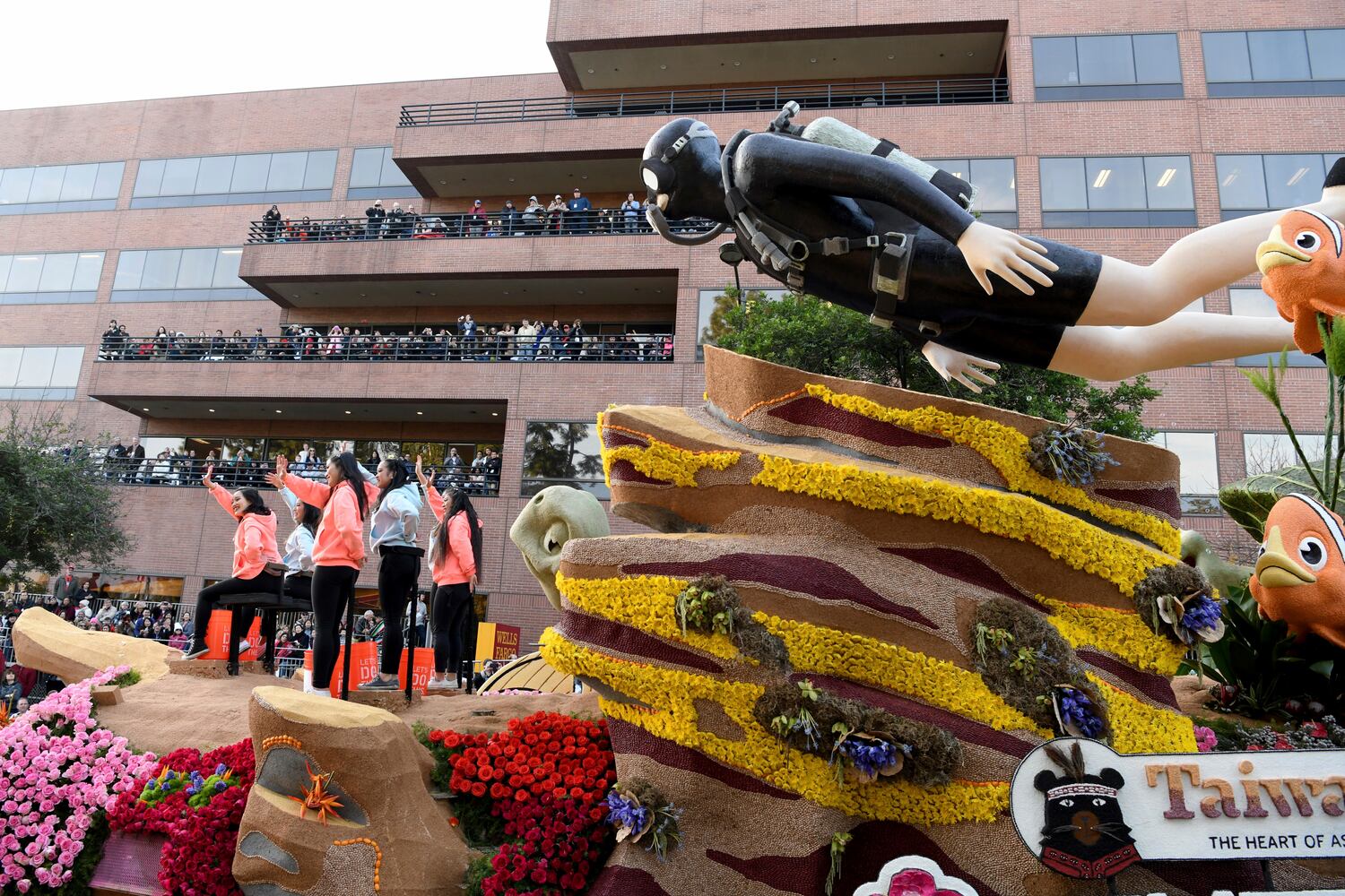 Photos: 2018 Rose Bowl parade