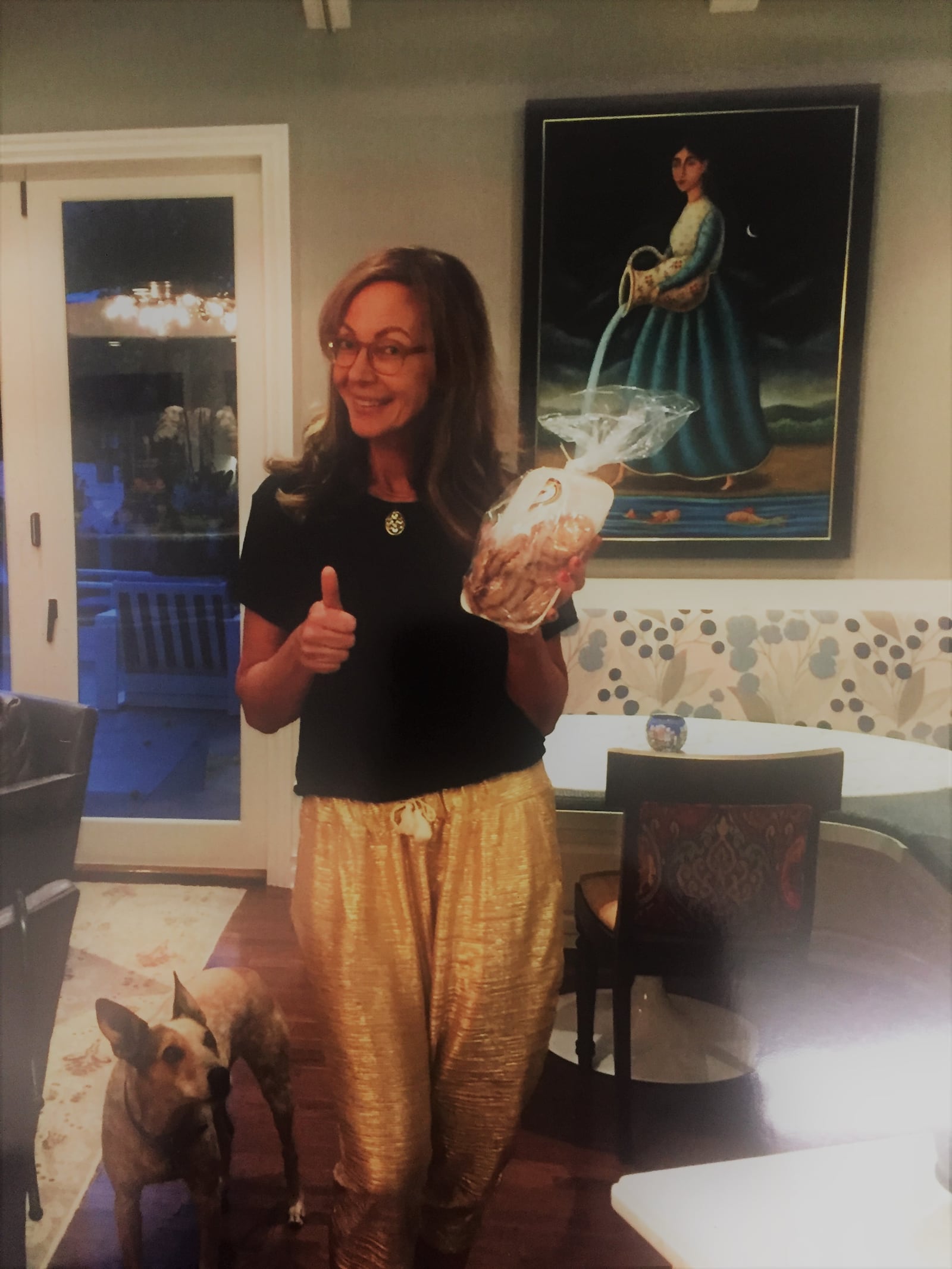 Oakwood-raised actress Allison Janney strikes a pre-Oscar pose with her favorite cookies -- the now world-famous Sand Tarts from Ashley's Pastry. Janney sent this photo to the Oakwood bakery. CONTRIBUTED PHOTO BY THERESA HAMMONS, ASHLEY'S PASTRY SHOP