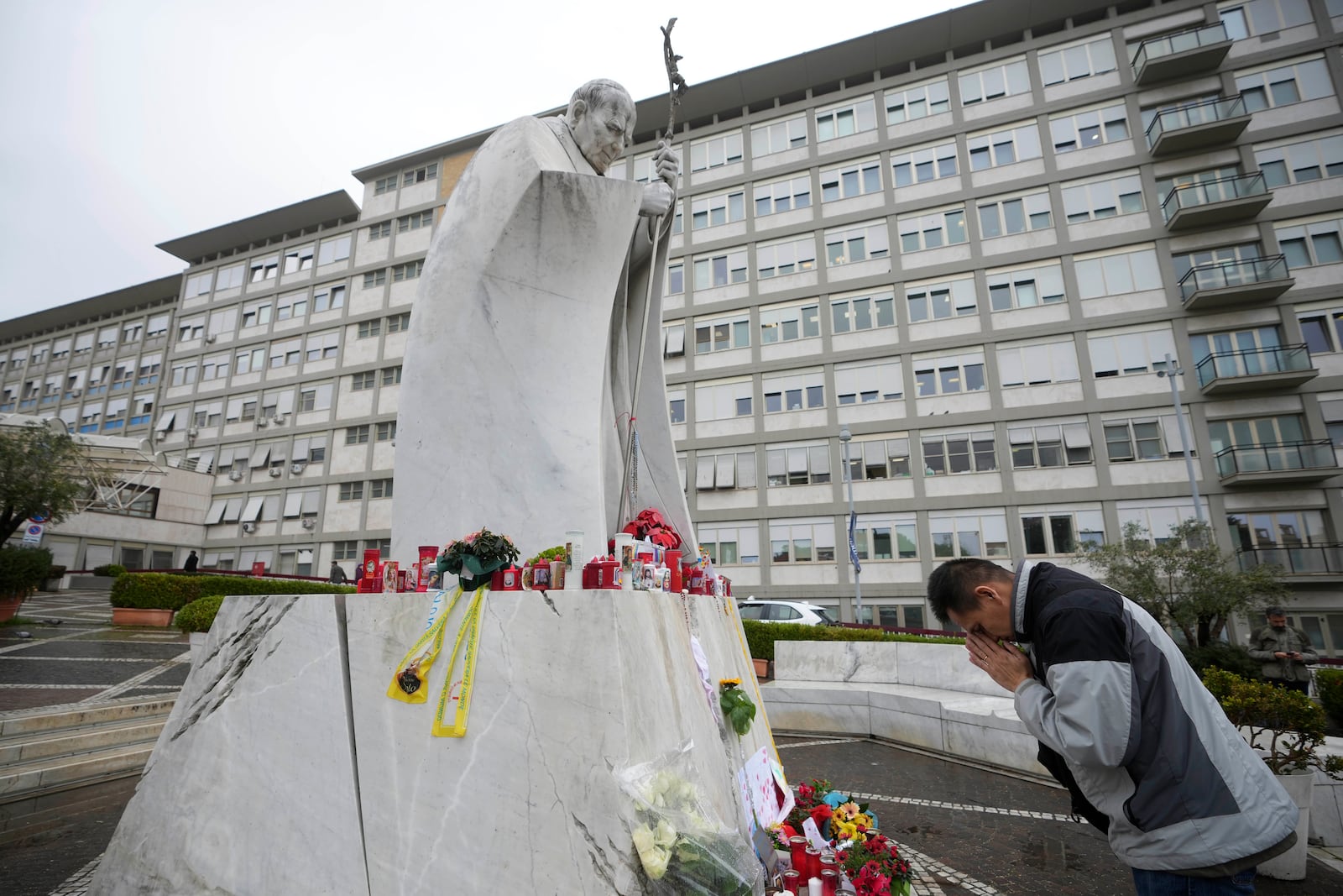 Hoang Phuc Nguyen, a Vietnamese pilgrim, prays for Pope Francis at the Agostino Gemelli Polyclinic, in Rome, Tuesday, Feb. 25, 2025 where Pope Francis is hospitalised since Friday, Feb. 14. (AP Photo/Alessandra Tarantino)