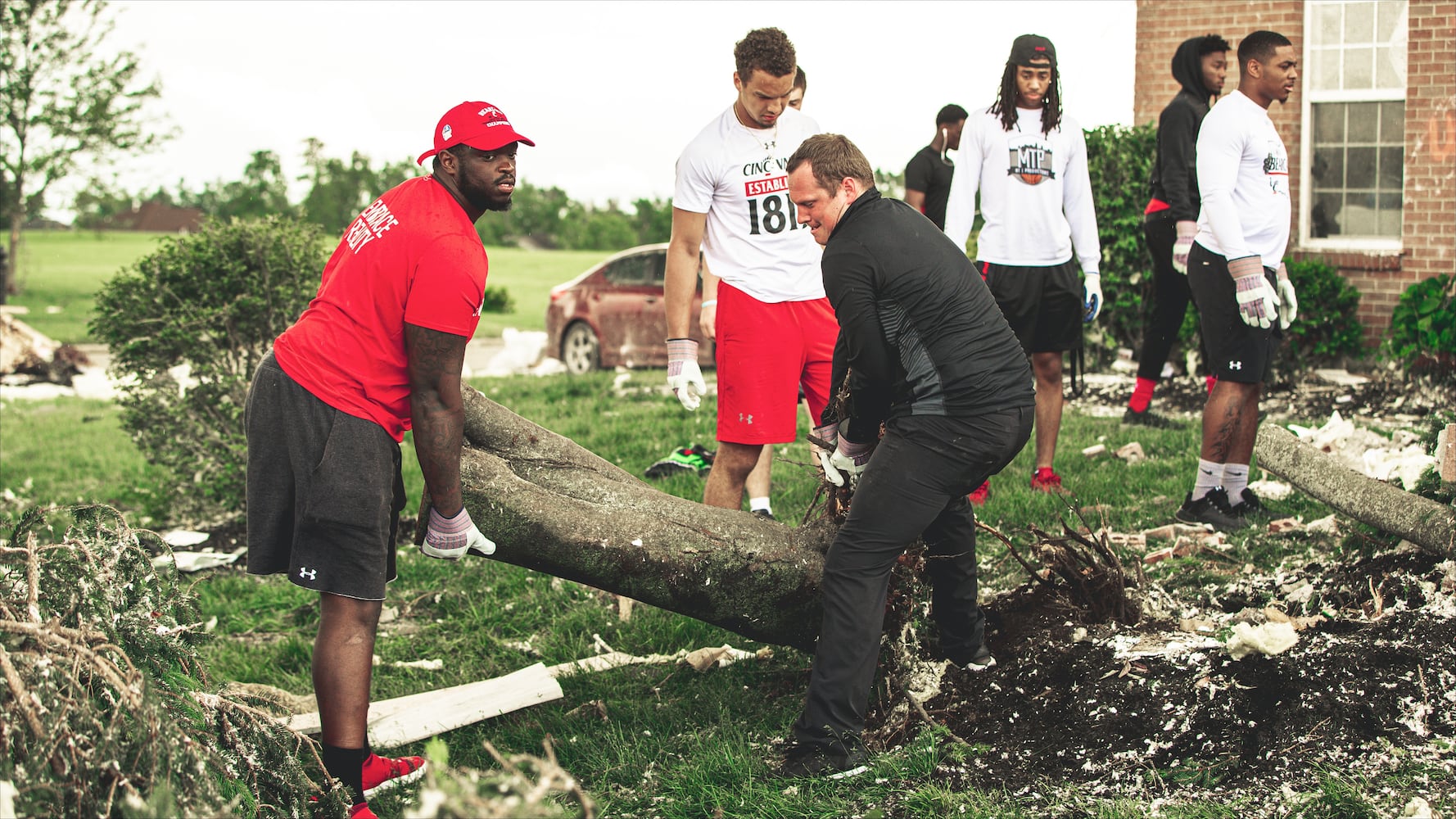 Cincinnati football team helps out in Dayton