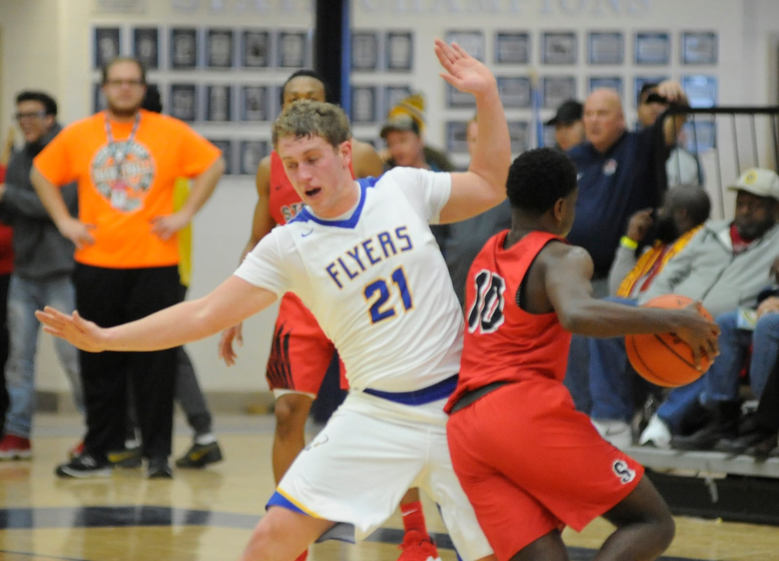 Sam Huelsman of Marion Local (21) makes his stand. MARC PENDLETON / STAFF