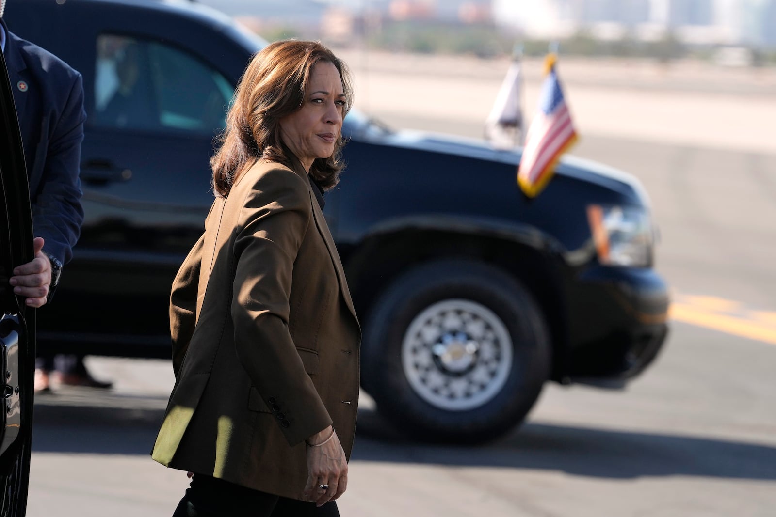 Democratic presidential nominee Vice President Kamala Harris walks to board Air Force Two, Friday, Oct. 11, 2024, at Sky Harbor International Airport in Phoenix, en route to Washington. (AP Photo/Ross D. Franklin)