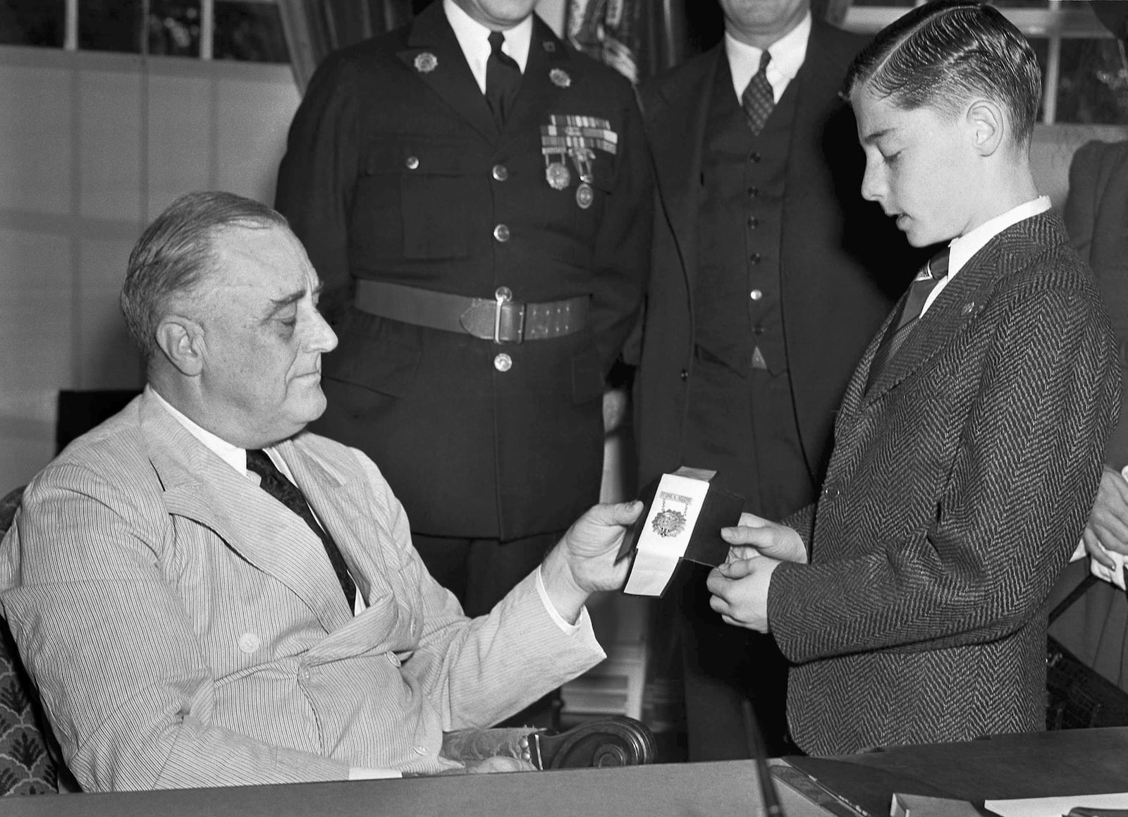 FILE - In this Oct. 15, 1940 file photo, Boy Scout Donn Fendler, of Rye, N.Y., is honored by President Franklin Roosevelt with a gold medal for valor at the White House in Washington. (AP Photo, File)