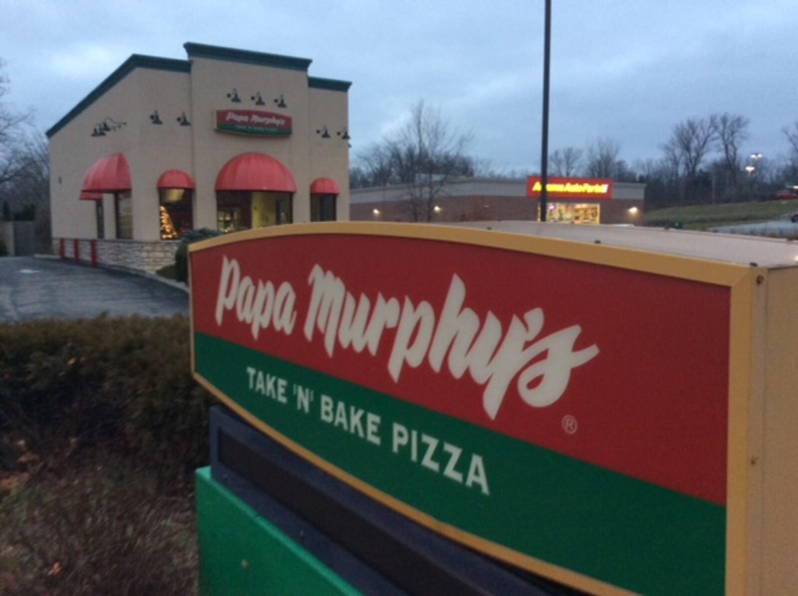 A new Pizza Hut is coming to the former Papa Murphy's restaurant on North Fairfield Road between U.S. 35 and Dayton-Xenia Road. MARK FISHER/STAFF