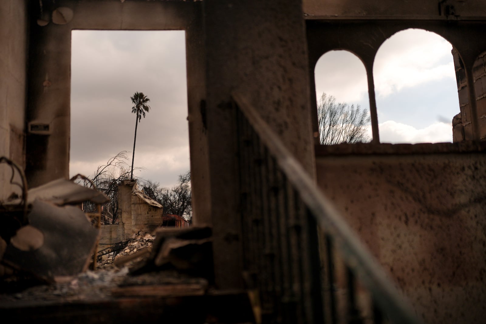 The Eaton Fire leaves devastation behind Friday, Jan. 17, 2025 in Altadena, Calif. (AP Photo/Jae C. Hong)