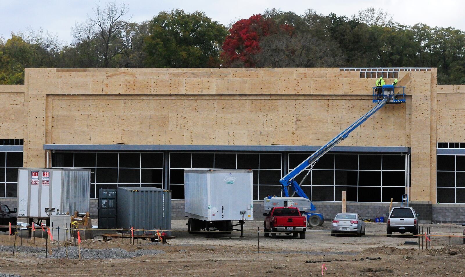 Work continues on the new Kroger store in the City of Riverside Monday Oct. 17, 2022. The 100,349-square-foot store is located at 601 Woodman Drive. The store will feature a five-pump gas station, pharmacy drive-up window, 15 Pick Up parking spaces, and expanded departments. The $23 million project will employ approximately 160 associates. Construction is expected to be completed in early 2023. MARSHALL GORBY\STAFF