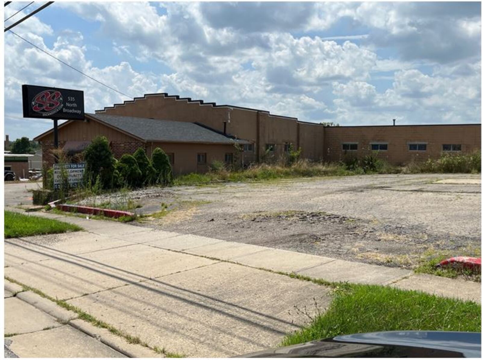 A group of local interests are interested in renovating the building located at 535 N. Broadway. The building has been targeted for demolition by the city. ED RICHTER/STAFF