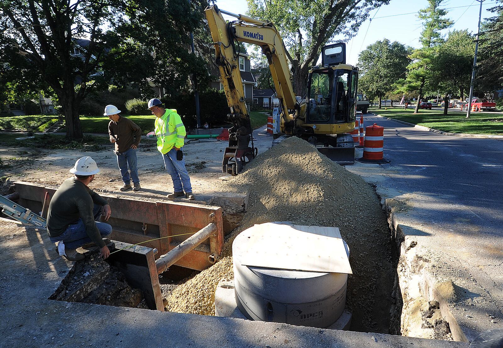 Kinnison Excavating crews working on the Far Hills storm sewer reconstruction project Thursday, Aug. 31, 2023 in Oakwood. Ohio has recovered all jobs lost since the COVID-19 recession. MARSHALL GORBY\STAFF