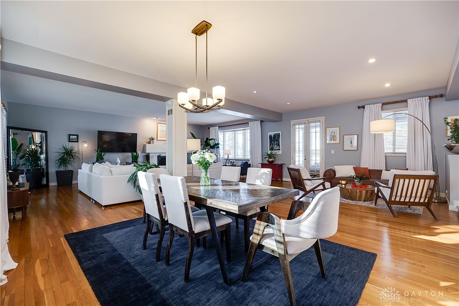 The open concept sitting room, dining room, kitchen and family rooms have hardwood flooring throughout.