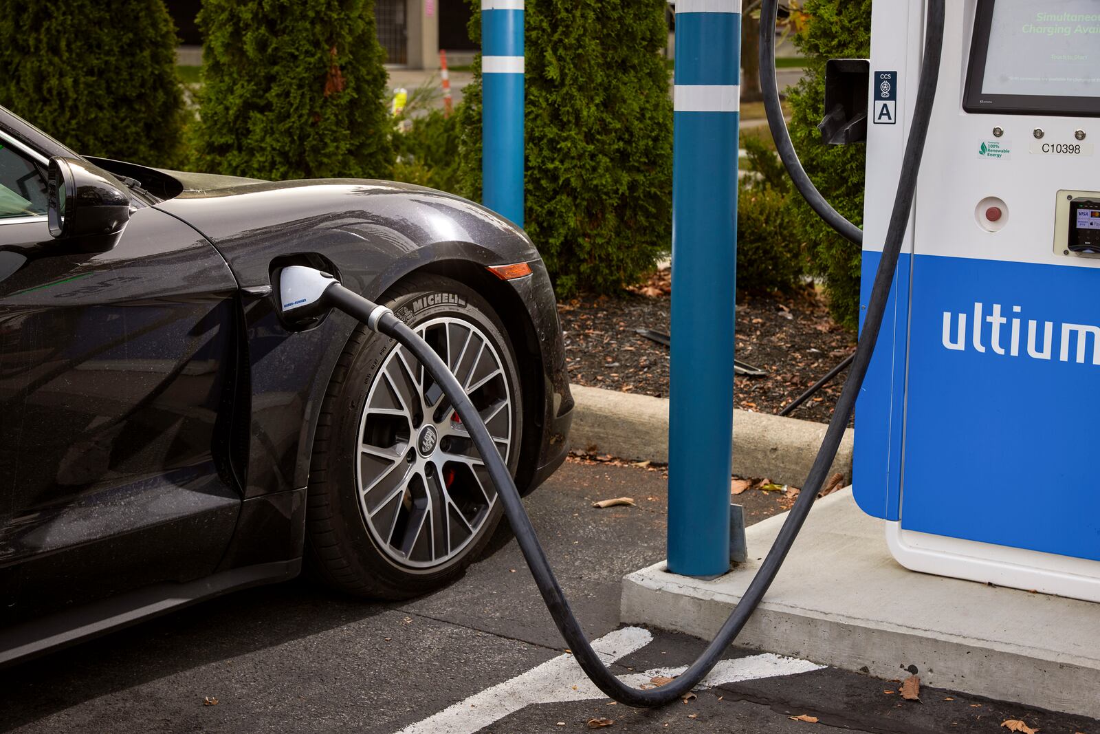 
                        FILE — An electric charging station in Columbus, Ohio on Oct. 19, 2023. The Biden administration, on Friday, Jan. 19, 2024, issued guidance that makes much of the country eligible for tax credits intended to offset the cost of installing electric vehicle chargers. (Brian Kaiser/The New York Times)
                      