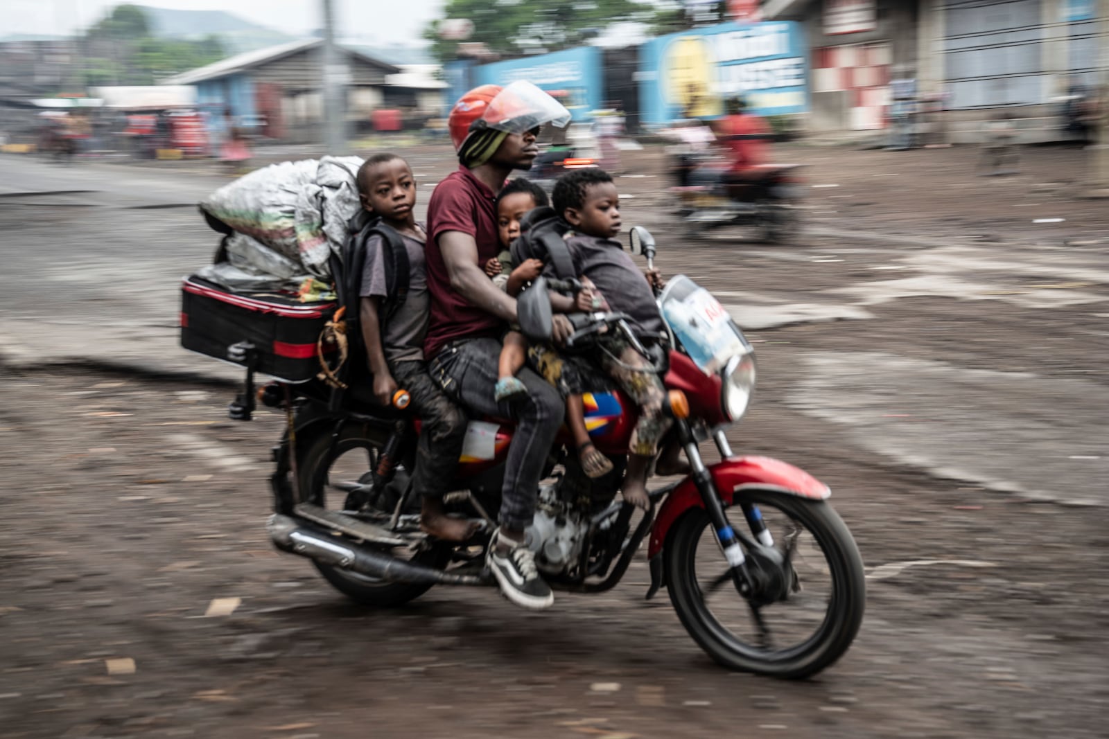 People displaced by the fighting with M23 rebels make their way to the center of Goma, Democratic Republic of the Congo, Sunday, Jan. 26, 2025. (AP Photo/Moses Sawasawa)