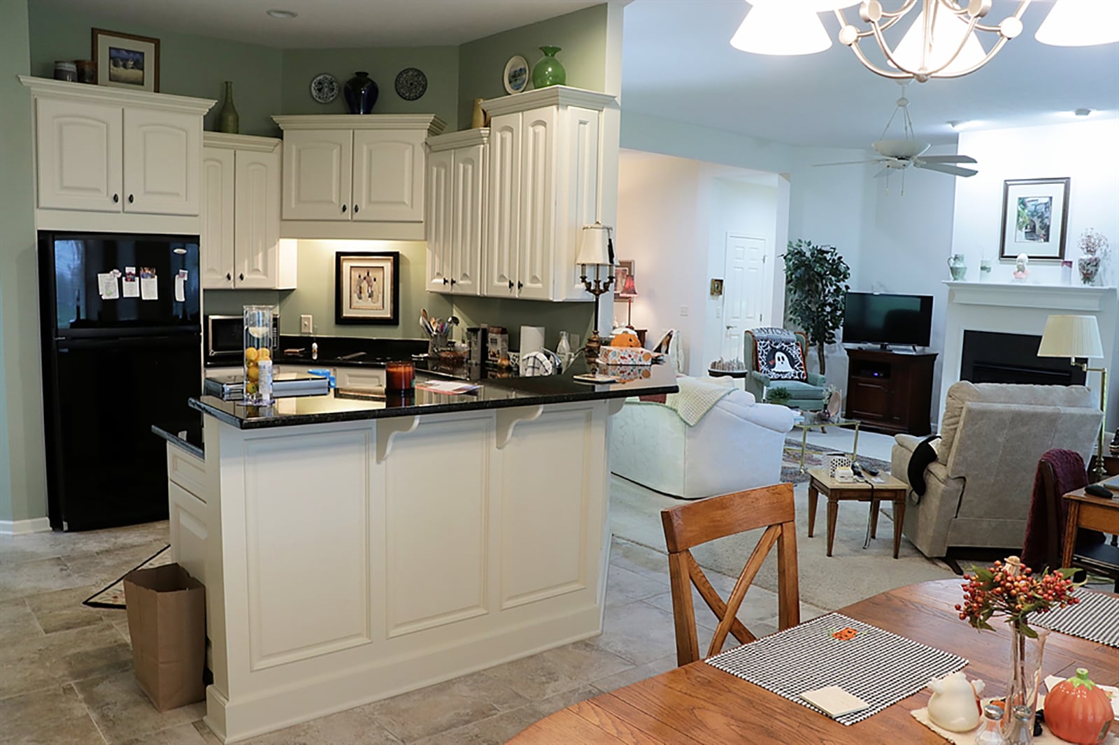 A dual peninsula countertop curves around the kitchen area, dividing the kitchen from the breakfast room. The higher counter offers breakfast bar seating for four while the lower counter has the double sink and workspace. CONTRIBUTED PHOTO BY KATHY TYLER