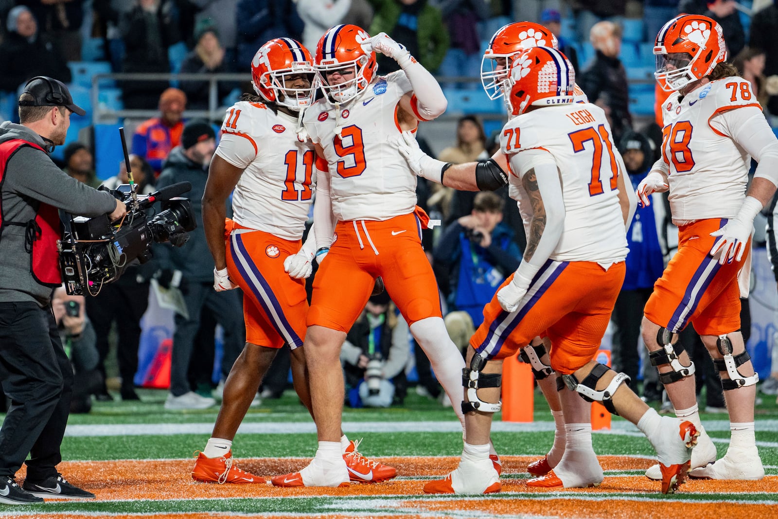 Clemson tight end Jake Briningstool (9) celebrates his touchdown in the first half of the Atlantic Coast Conference championship NCAA college football game against SMU Saturday, Dec. 7, 2024, in Charlotte, N.C. (AP Photo/Jacob Kupferman)