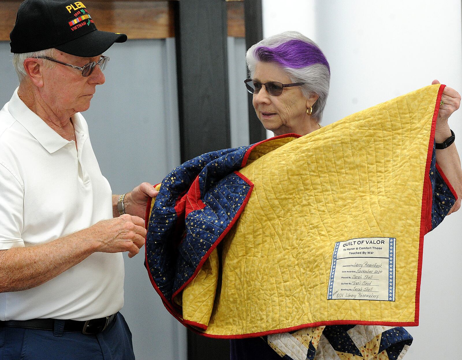 Veteran Larry Rosenbeck, talks with Sarah Shell about his Quilt of Valor Thursday, Aug. 17, 2023. Rosenbeck was awarded  the quilt in November, 2020. MARSHALL GORBY\STAFF