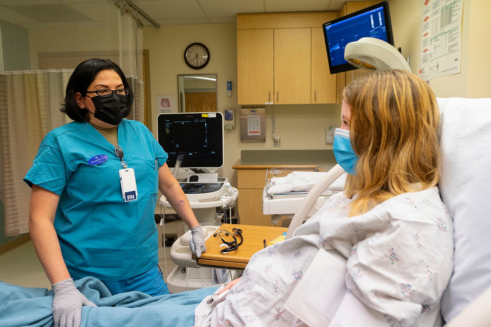 Capt. Dahlia Garcia, 88th Inpatient Operations Squadron charge nurse, talks with expectant mother Melissa Henderson Dec. 16 in the Wright-Patterson Medical Center Labor and Delivery Ward. U.S. AIR FORCE PHOTO/R.J. ORIEZ