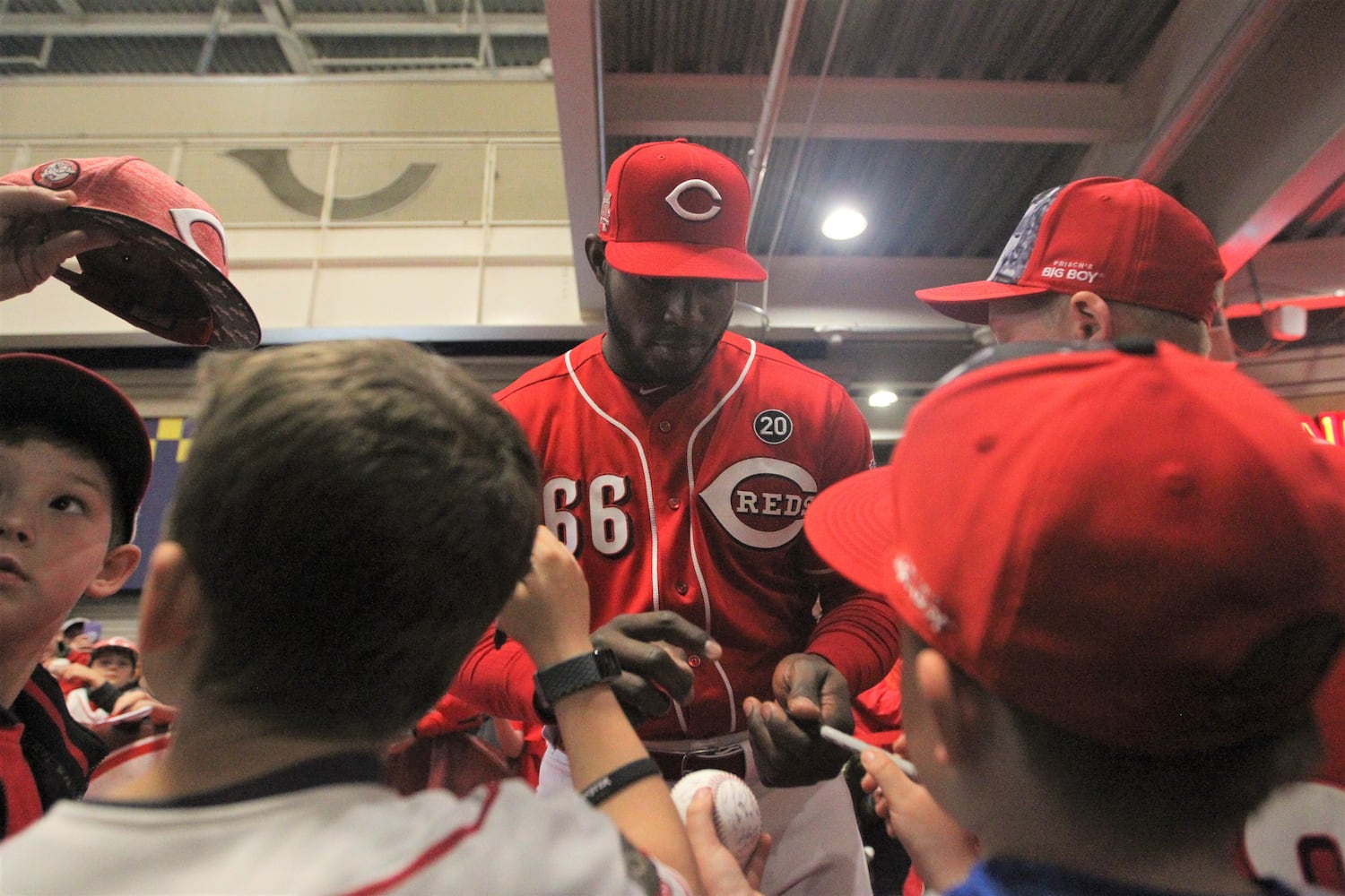 Cincinnati Reds Kids Day: Players walk red carpet