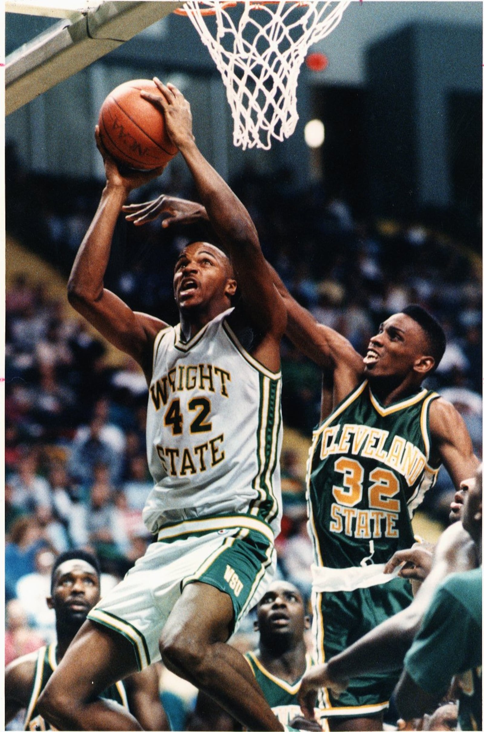 07/15/98; WRIGHT STATE RAIDERS #42 BILL EDWARDS GOES UP FOR THE SHOT WHILE CLEVELAND STATE’S #32 WALTER EVANS LOOKS FOR A PIECE OF THE BALL. 07/14/98 FILE PHOTO