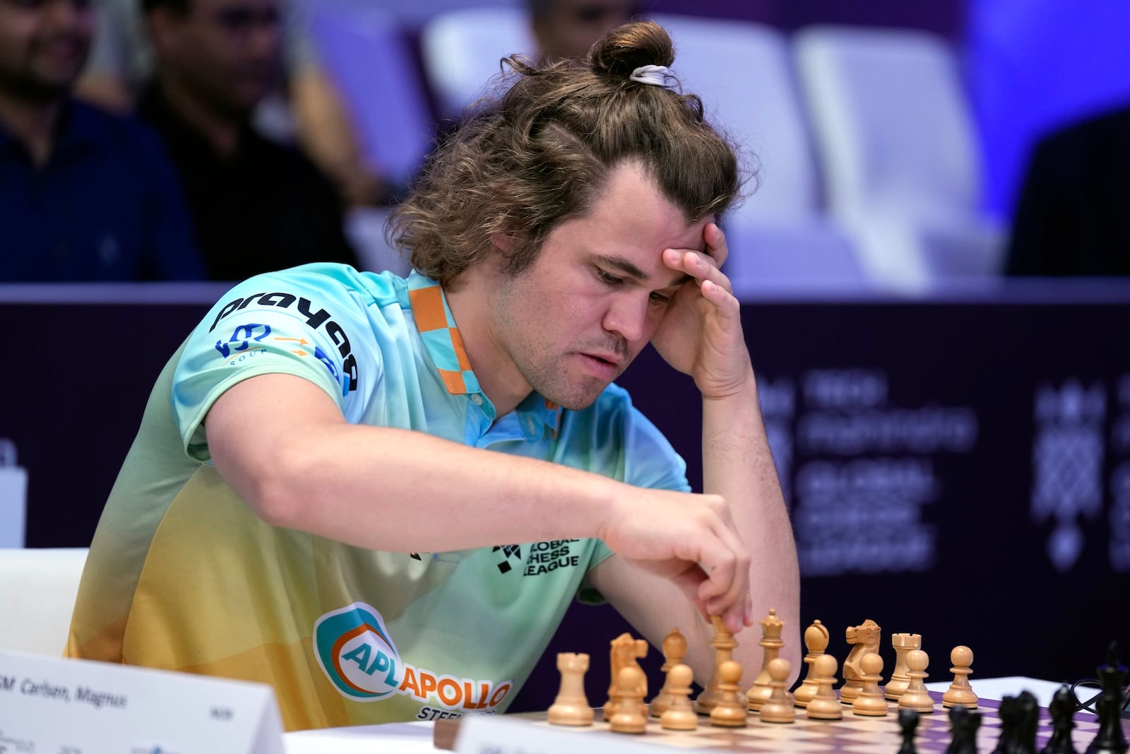 FILE - Norwegian Magnus Carlsen, left, of SG Alpine Warriors plays against Poland's Jan-Krzysztof Duda of Chingari Gulf Titans during Global Chess League in Dubai United Arab Emirates, on July 1, 2023. (AP Photo/Kamran Jebreili, File)