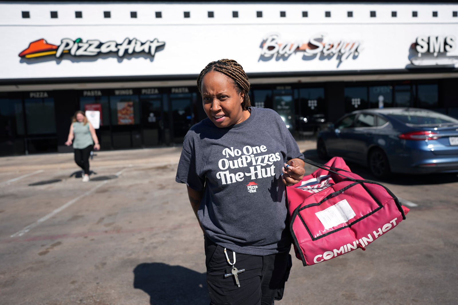 TiAnna Yeldell, a 44-year-old single mom of three, prepares to make a delivery for Pizza Hut, Thursday, Nov. 14, 2024, in Missouri City, Texas. (AP Photo/Eric Gay)