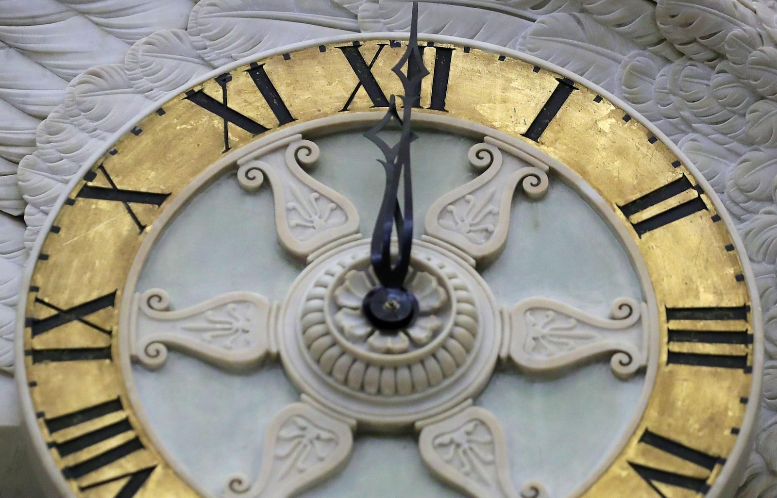 WASHINGTON, DC - FEBRUARY 09:  The clock in the National Statuary Hall shows midnight at the U.S. Capitol February 9, 2018 in Washington, DC. Despite attempts by Republicans and Democrats to strike a deal to avoid a government shutdown, Sen. Rand Paul (R-KY) forced the Senate to delay a vote and force the federal government into a partial shutdown.  (Photo by Chip Somodevilla/Getty Images)