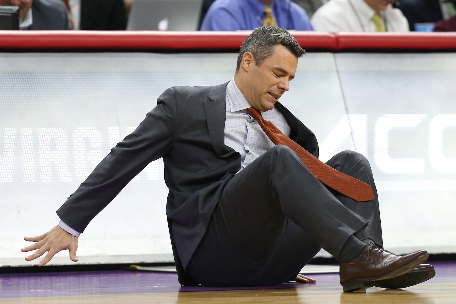 Virginia coach collapses at NCAA tourney