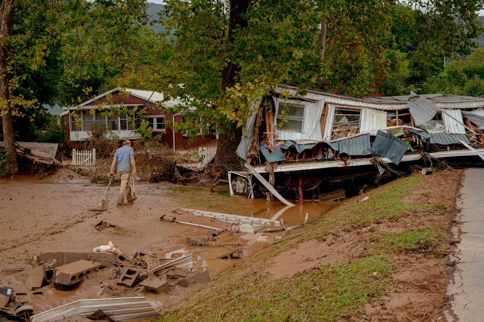 Homes sit destroyed along the Swannanoa River in Swannanoa, N.C., outside Asheville on Sept. 28, 2024. (Mike Belleme/The New York Times)
                      