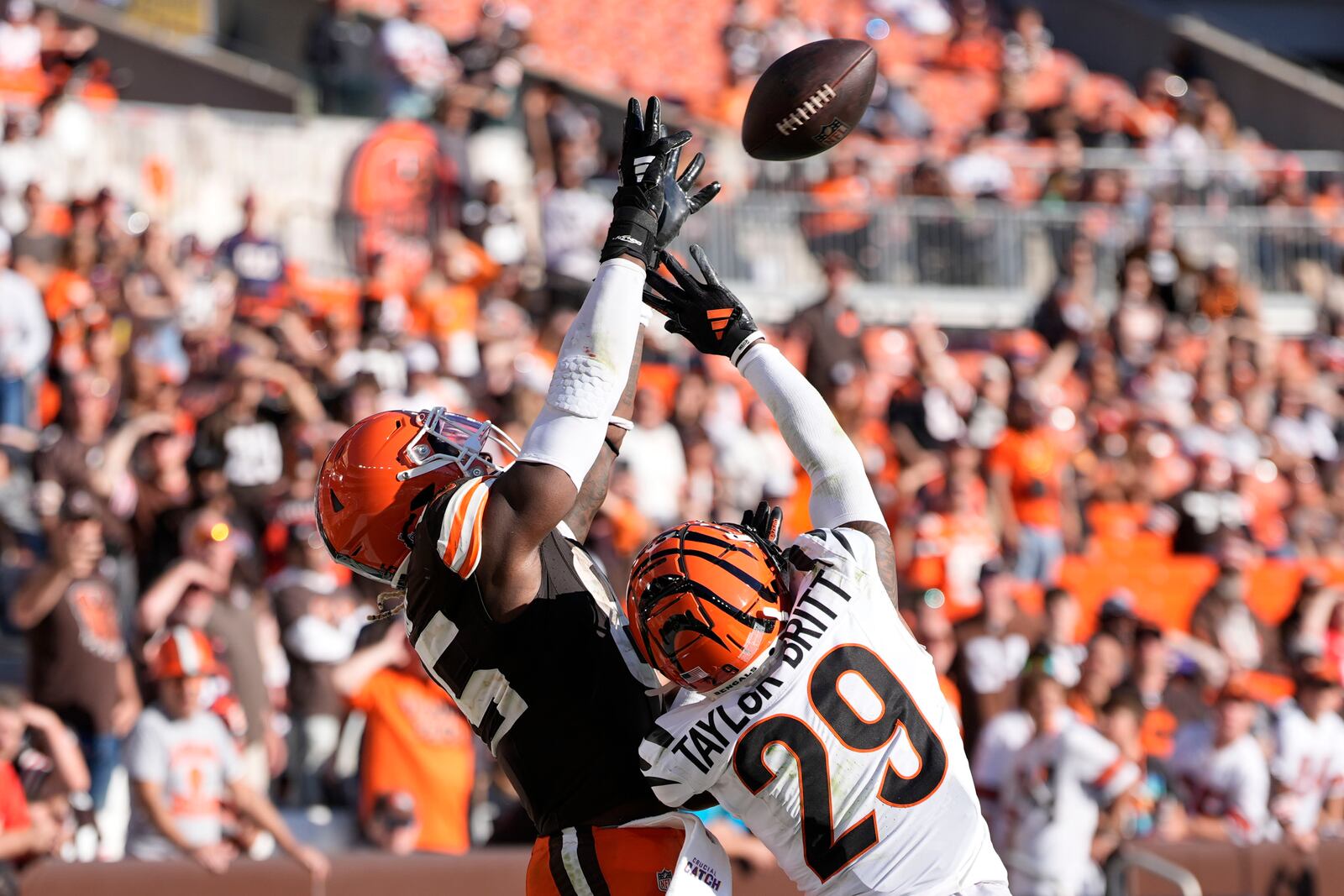 Cleveland Browns tight end David Njoku (85) pulls in a touchdown reception against Cincinnati Bengals cornerback Cam Taylor-Britt (29) in the second half of an NFL football game, Sunday, Oct. 20, 2024, in Cleveland. (AP Photo/Sue Ogrocki)